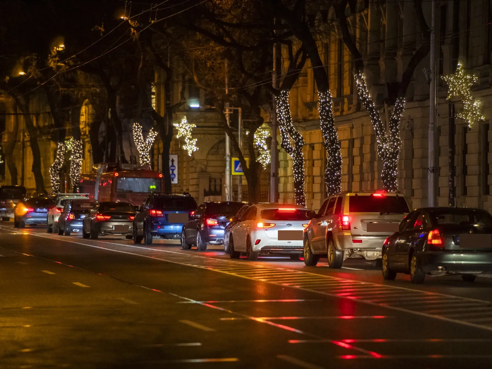 Na snímke protivládny protest trúbiacich automobilov organizovaný opozičnou politickou stranou Smer-SD v Bratislave 16. decembra 2021. FOTO TASR - Jaroslav Novák