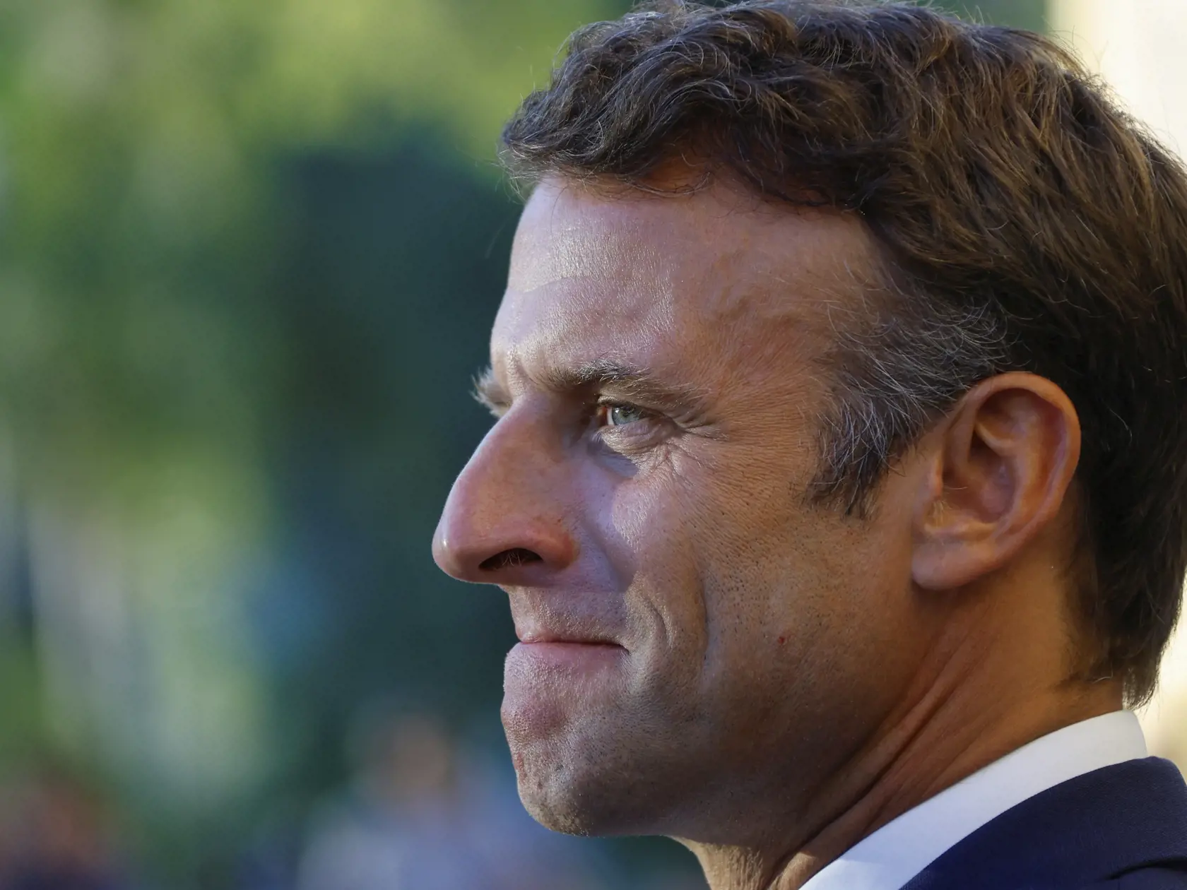 Francúzsky prezident Emmanuel Macron počas ceremoniálu pri príležitosti 78. výročia spojeneckého vylodenia v Provence počas druhej svetovej vojny, čo pomohlo oslobodiť južné Francúzsko, v meste Bormes-les-Mimosas 19. augusta 2022.