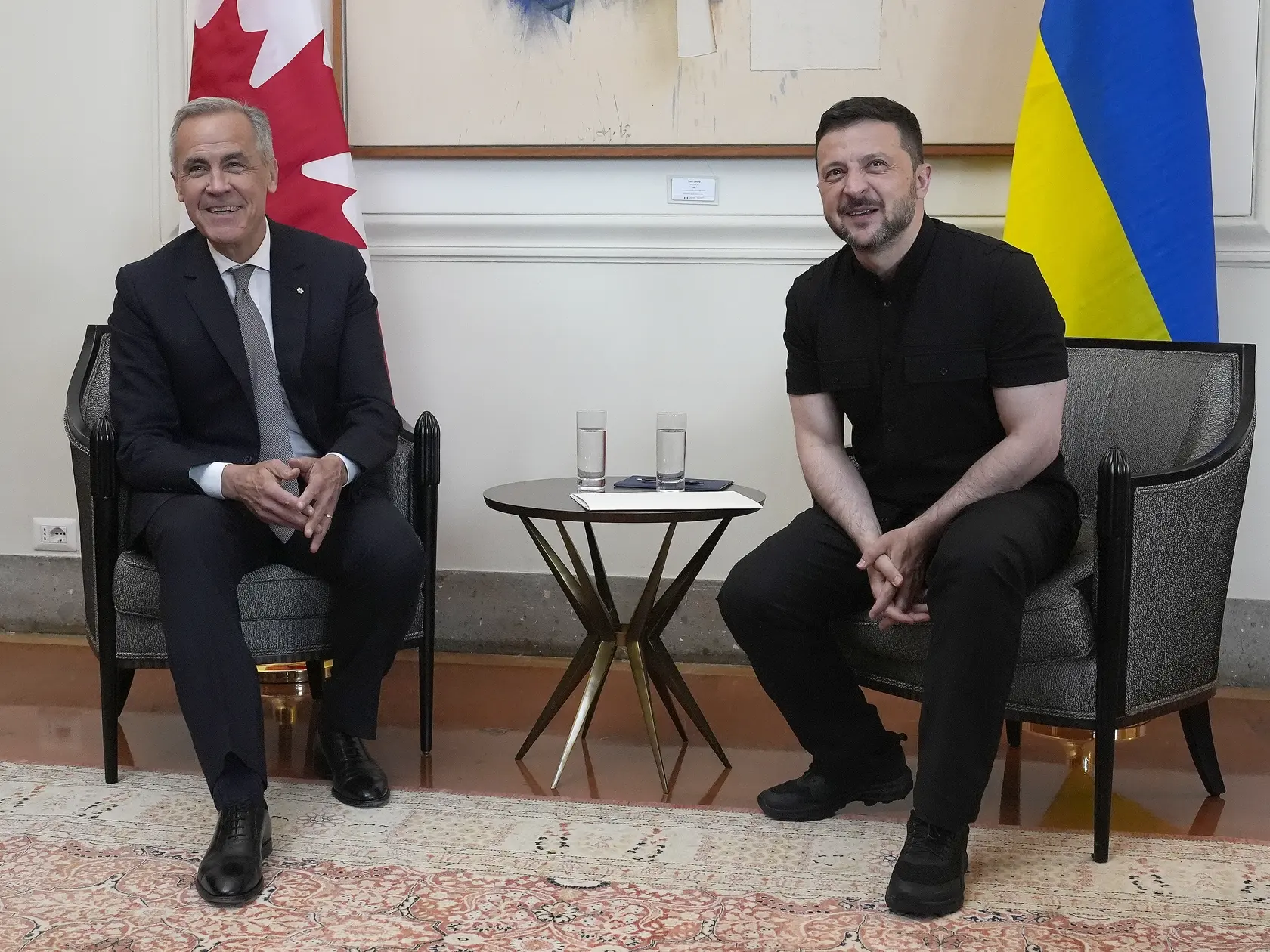 Kanadský premiér Mark Carney (vľavo) a ukrajinský prezident Volodymyr Zelenskyj počas stretnutia v Ríme 17. mája 2025. FOTO TASR/AP
Prime Minister Mark Carney mee
