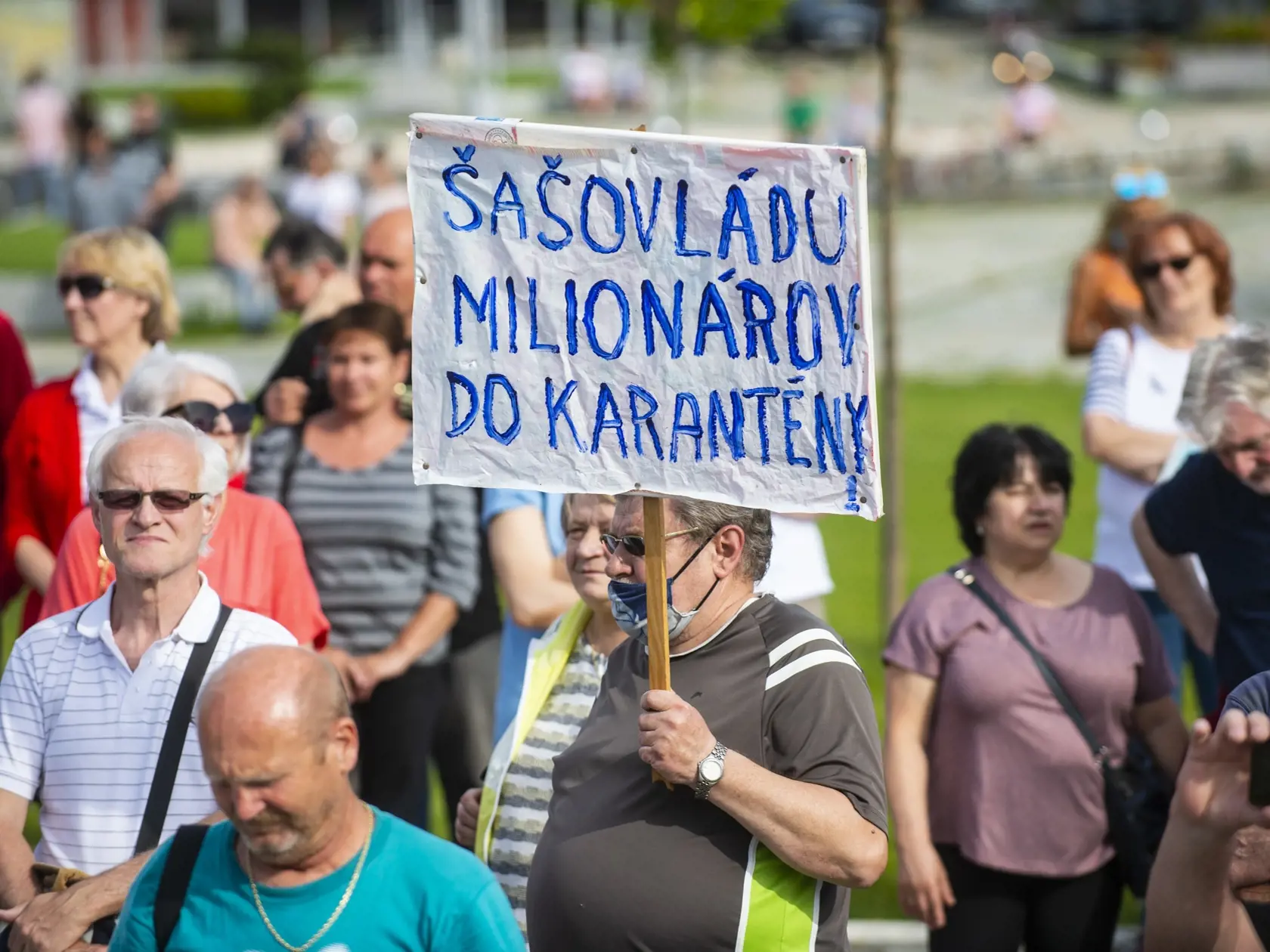 Na snímke účastníci protestu proti vláde Igora Matoviča na Námestí slobody v Bratislave.