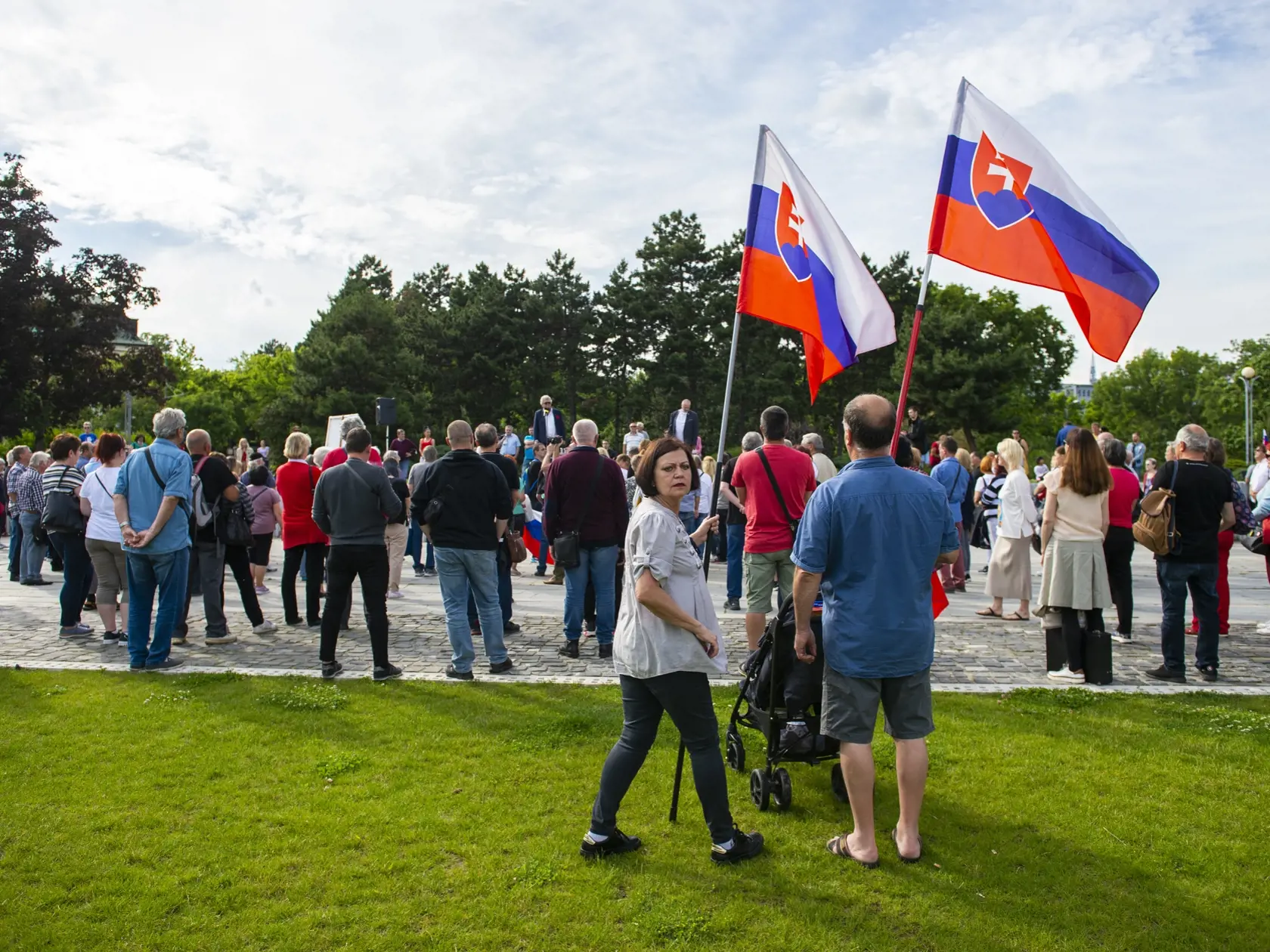Na snímke účastníci protestu proti vláde Igora Matoviča na Námestí slobody v Bratislave.