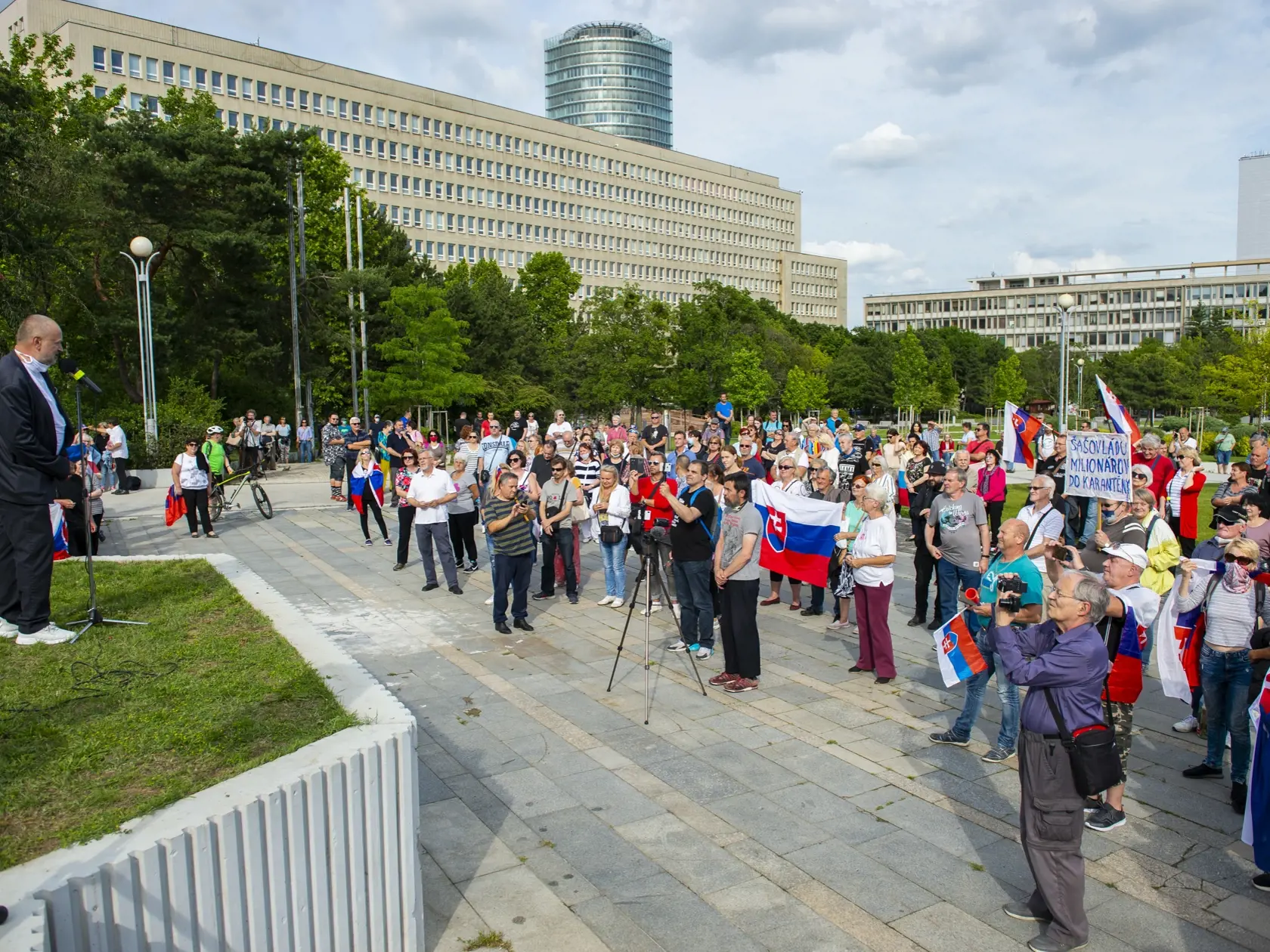 Na snímke účastníci protestu proti vláde Igora Matoviča na Námestí slobody v Bratislave.