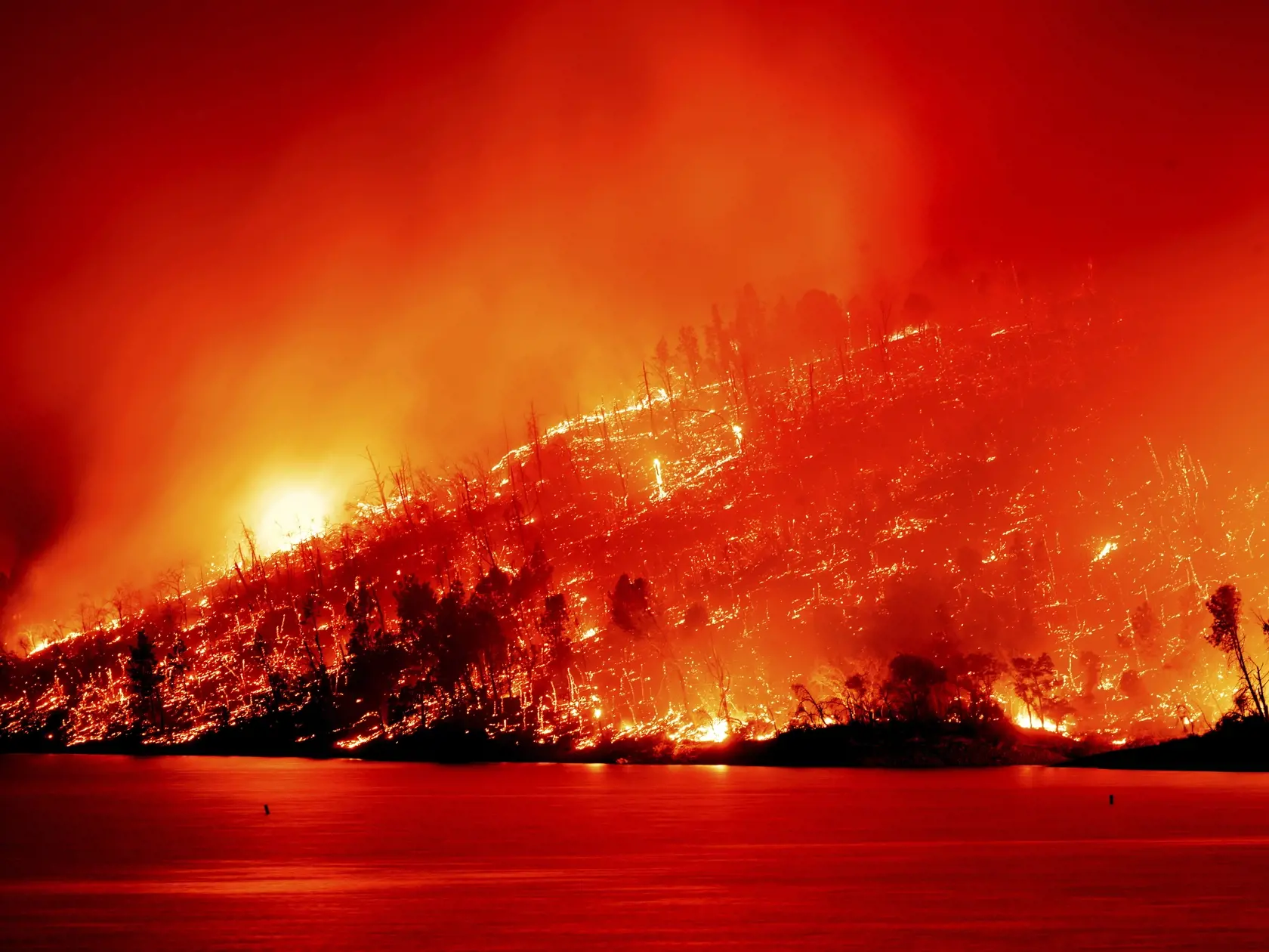 KK7 Oroville - Na snímke lesný požiar nad jazerom Oroville v kalifornskom Oroville 2. júla 2024. FOTO TASR/AP
The Thompson Fire burns above Lake Oroville in Oroville, Calif., Tuesday, July 2, 2024. (AP Photo/Noah Berger)