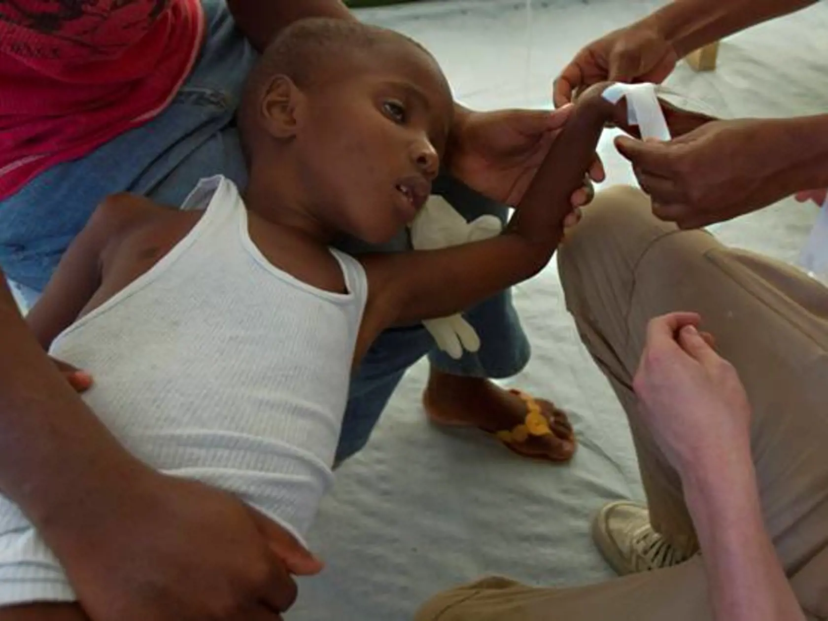 Chlapček Belizer Azaria sa pre choleru lieči v nemocnici hlavného mesta Port-au-Prince.