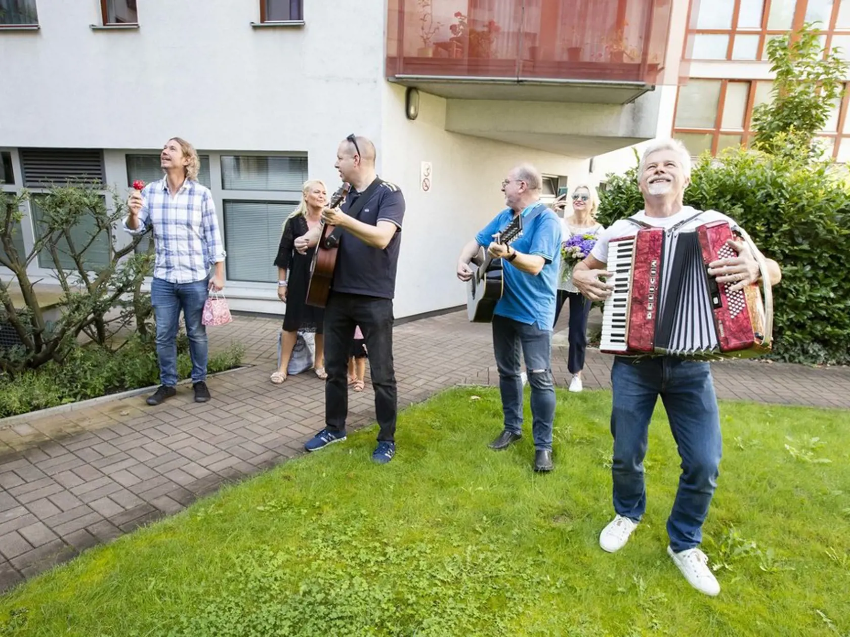 Hana Zagorová sa rozplakala od dojatia na balkóne jej bytu. Pod okná jej totiž prišla zaspievať v deň 75. narodenín jej kapela.