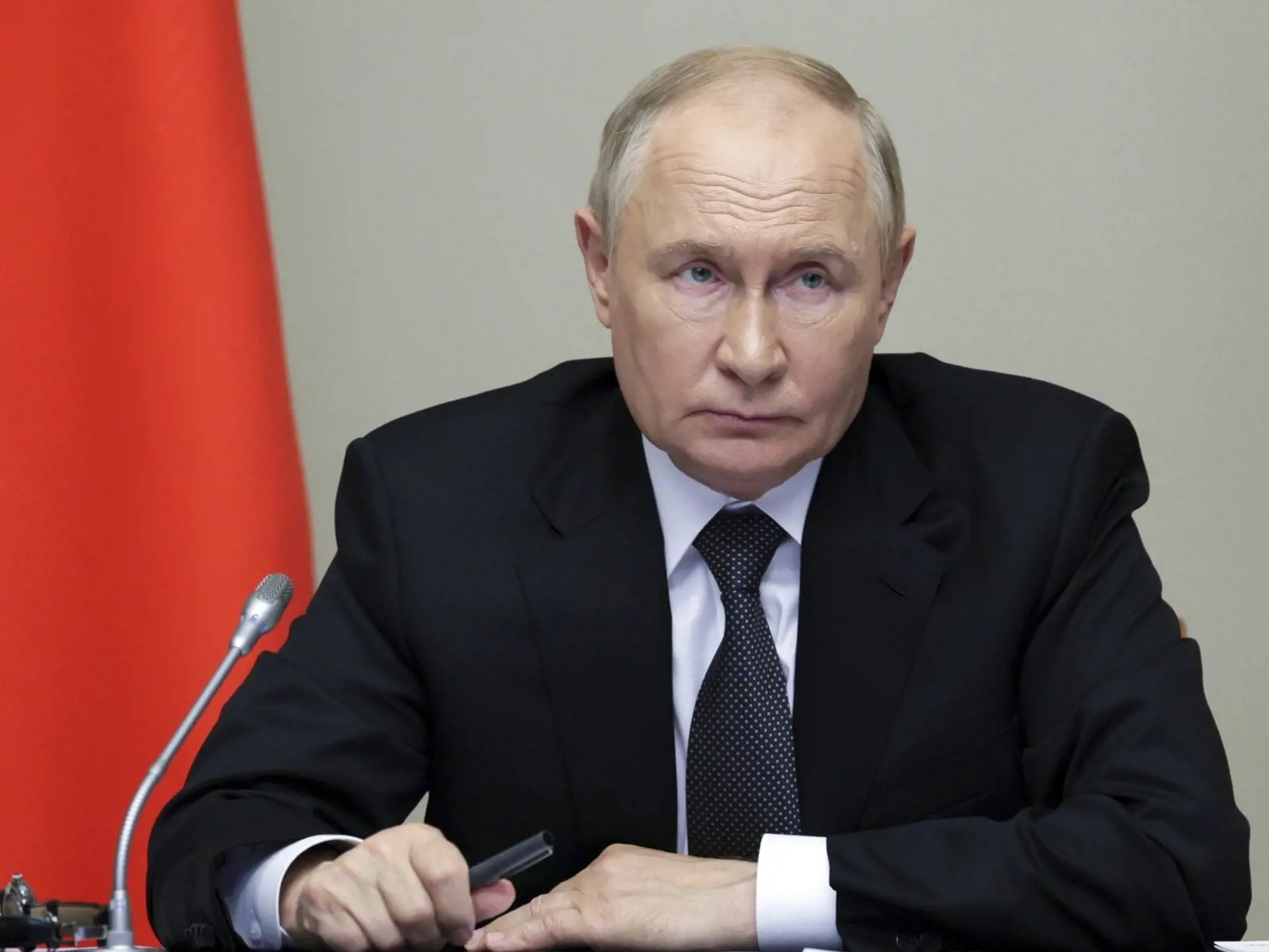 Ruský prezident Vladimir Putin počúva na schôdzke s najvyššími vojenskými a bezpečnostnými predstaviteľmi o situácii v Kurskej a Belgorodskej oblasti v rezidencii na predmestí Moskvy v pondelok 12. augusta 2024.