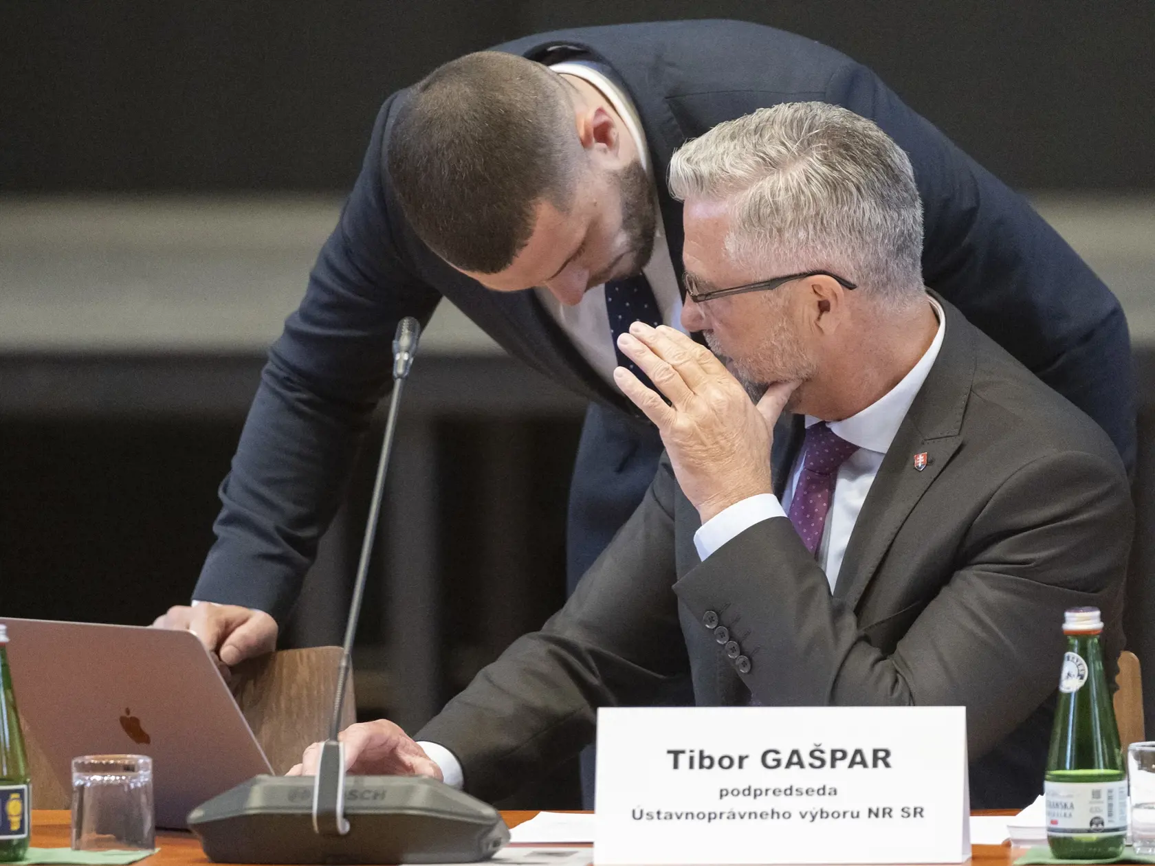 Na snímke sprava podpredseda Ústavnoprávneho výboru Tibor Gašpar (Smer-SD) a člen Ústavnoprávneho výboru Richard Glück (Smer-SD) počas vypočutia kandidátov na sudcu Ústavného súdu (ÚS) SR 10. apríla 2024 v Bratislave. Parlamentný ústavnoprávny výbor začal v stredu vypočúvať kandidátov na sudcu ÚS SR v priestoroch Zimnej jazdiarne Bratislavského hradu. FOTO TASR - Martin Baumann