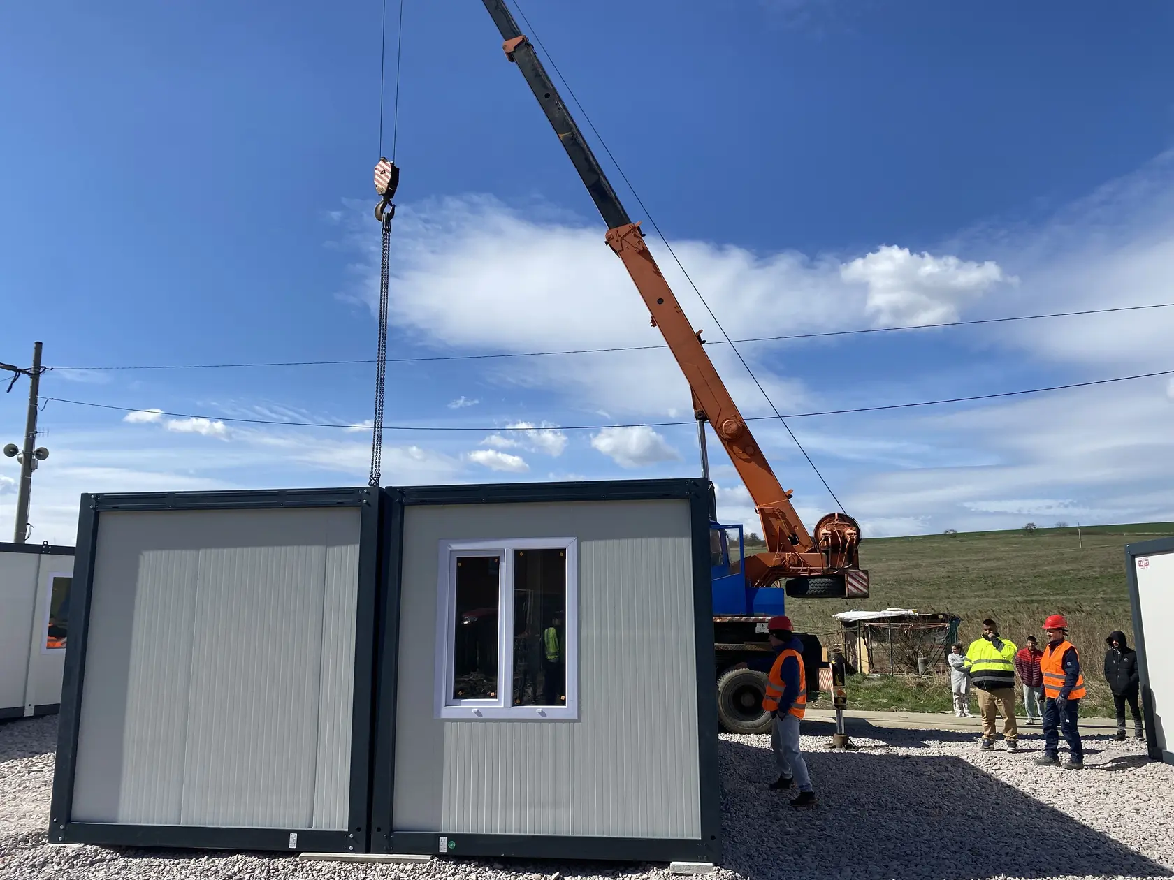 Do osady vo Veľkom Šariši, na miesto, kde pri tragickom požiari z 19. na 20. marca zhorelo niekoľko obydlí, priviezli 7 nových unimobuniek. Po ich zapojení na elektrickú energiu budú odovzdané do užívania evakuovaným osobám. 