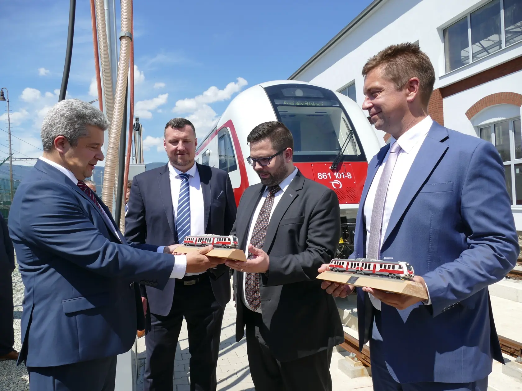 Železničná spoločnosť Slovensko (ZSSK) predstavila dvojčlánkovú dieselmotorovú jednotku 861.1 pre stredné Slovensko v rušňovom depe vo Vrútkach 25. júna 2020. Na snímke sprava minister dopravy SR Andrej Doležal, generálny riaditeľ ZSSK Filip Hlubocký, generálny riaditeľ ŽOS Vrútky Roman Heide a predseda predstavenstva ŽOS Vrútky Michal Vereš. FOTO TASR - Erika Ďurčová 