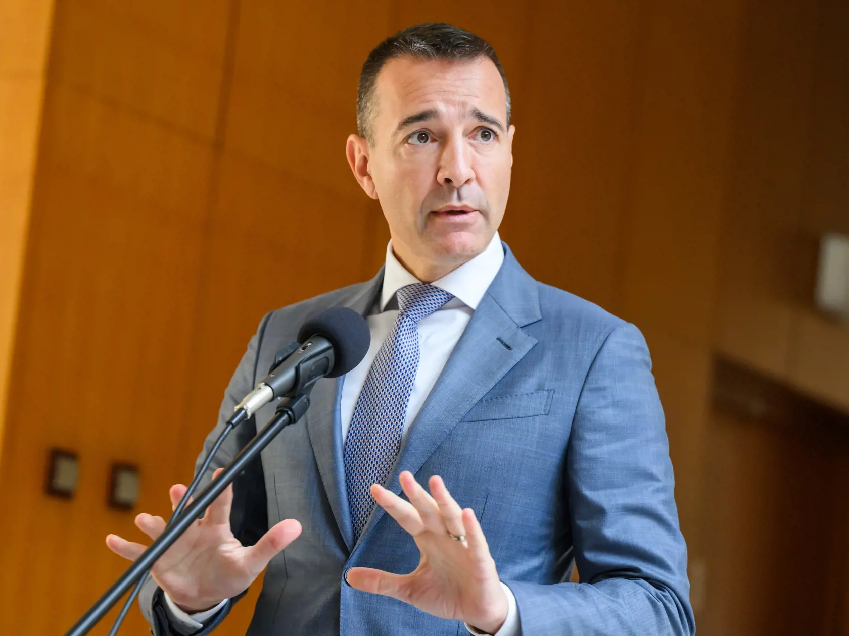Minister školstva, výskumu, vývoja a mládeže Tomáš Drucker (Hlas) gestikuluje po 7. rokovaní Hospodárskej a sociálnej rady vlády SR v Bratislave 30. septembra 2024. 
