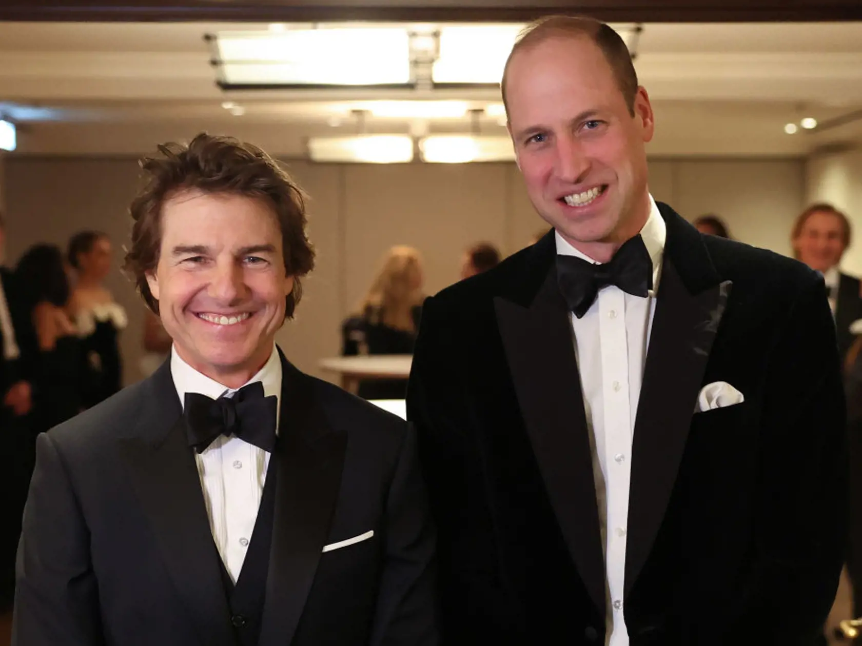 Princ William a Tom Cruise na slávnostnej večeri. Váži si veľký záujem verejnosti o zdravie kráľa aj princeznej Kate.