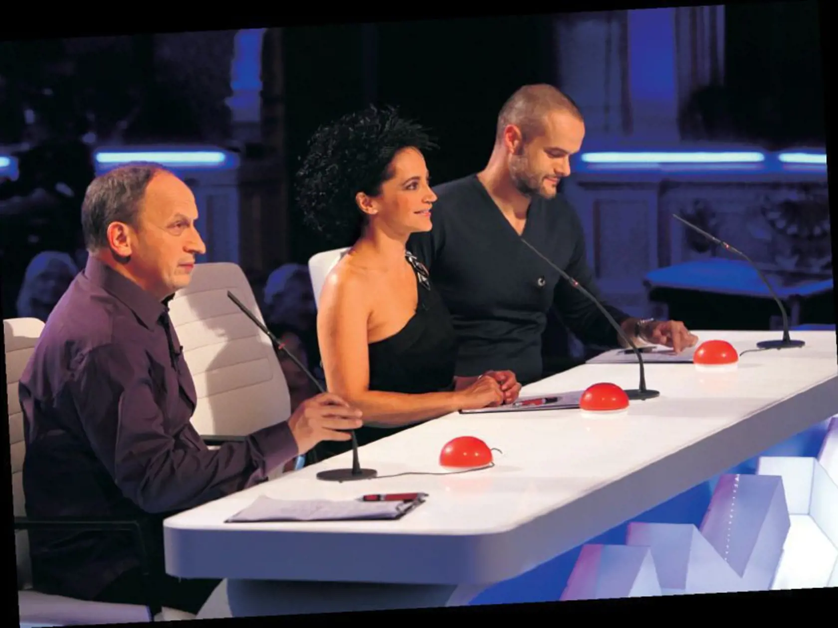 Porotcovia v Česko Slovensko má talent sú traja (Jan Kraus, Lucie Bílá a Jaro Slávik) a na stoloch majú typické „bzučiaky“.