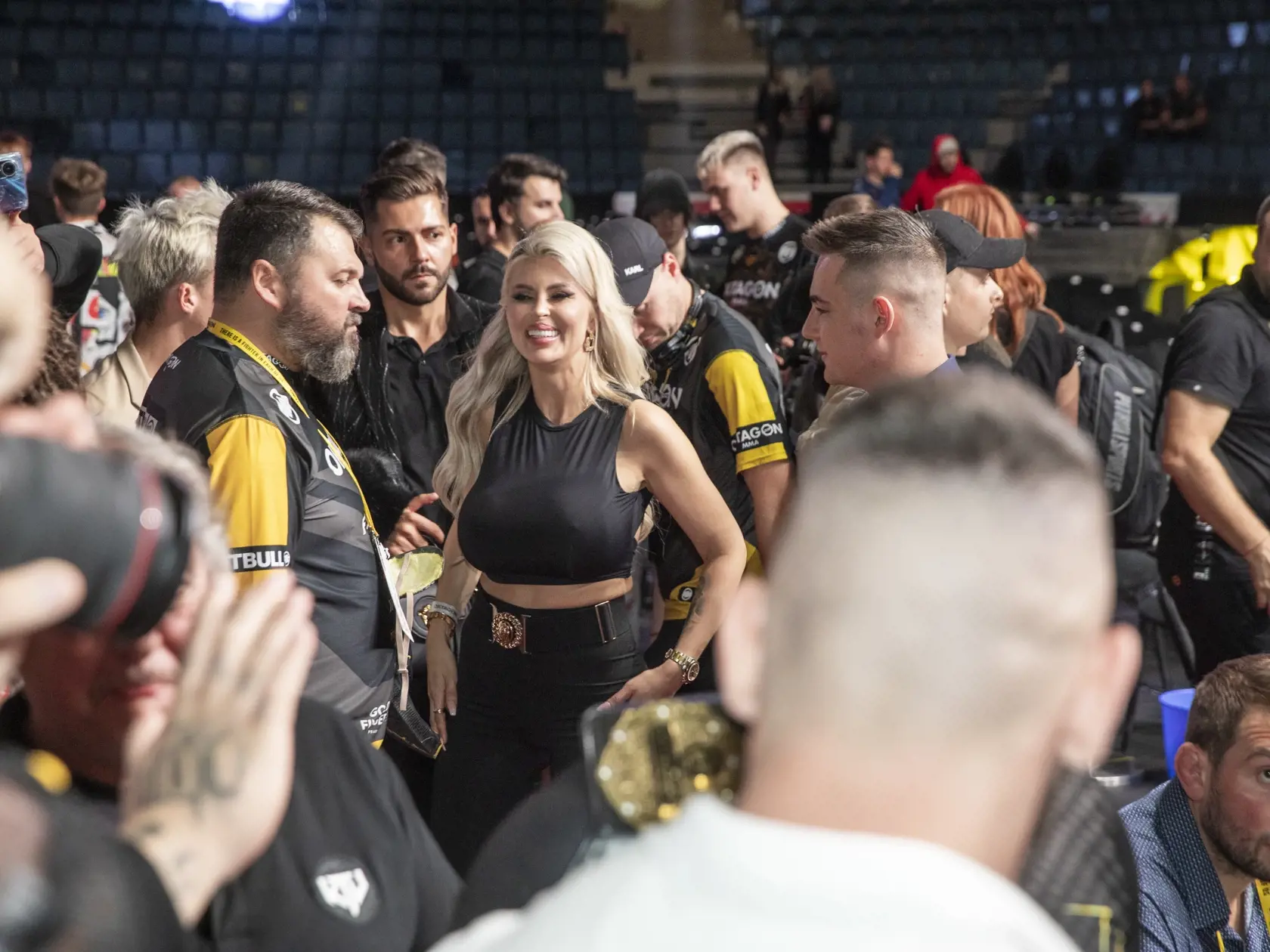 Na snímke je podujatie Oktagon 47 na bratislavskom zimnom štadióne Ondreja Nepelu, ktorého vrcholom bol zápas Slováka Pavla Langera s legendárnym českým MMA bojovníkom Karlosom Vémolom. Na fotke je  manželka MMA bojovníka Karlosa Vémulu Lela Ceterová.