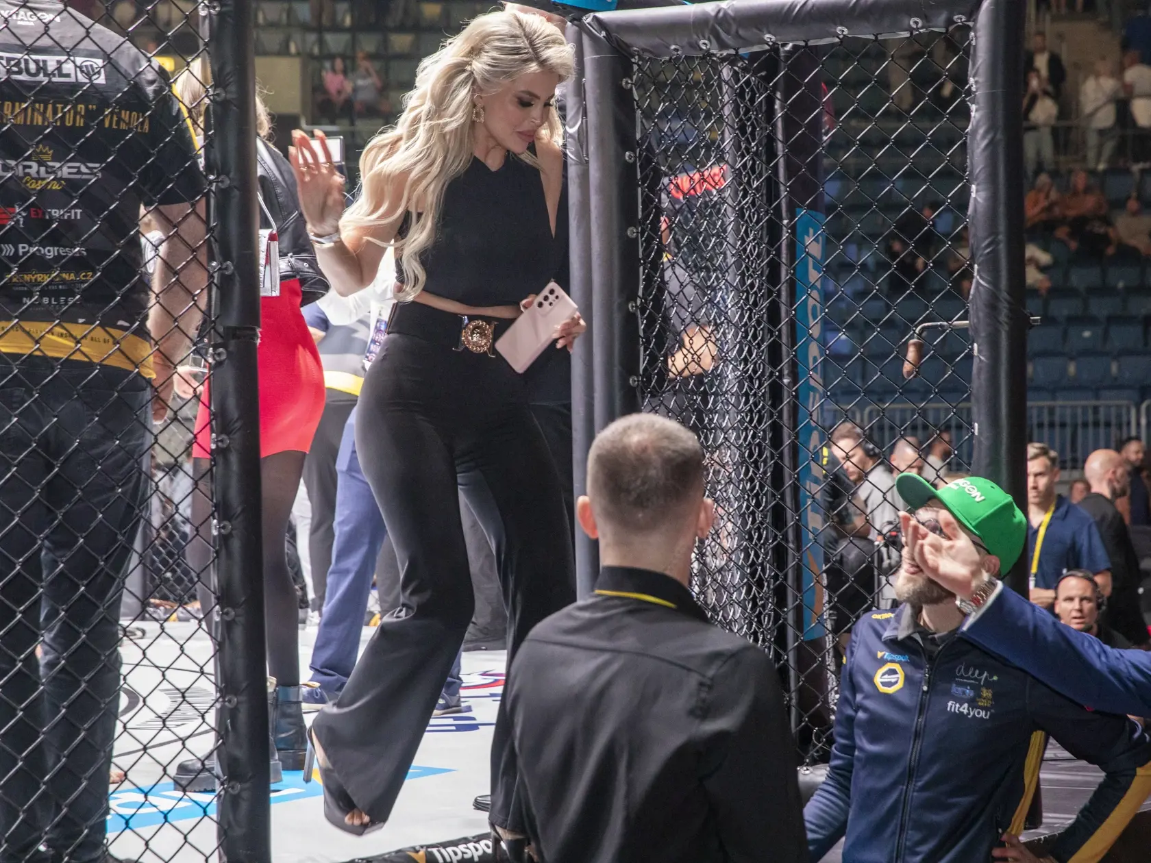 Na snímke je podujatie Oktagon 47 na bratislavskom zimnom štadióne Ondreja Nepelu, ktorého vrcholom bol zápas Slováka Pavla Langera s legendárnym českým MMA bojovníkom Karlosom Vémolom. Na fotke je  manželka MMA bojovníka Karlosa Vémulu Lela Ceterová.