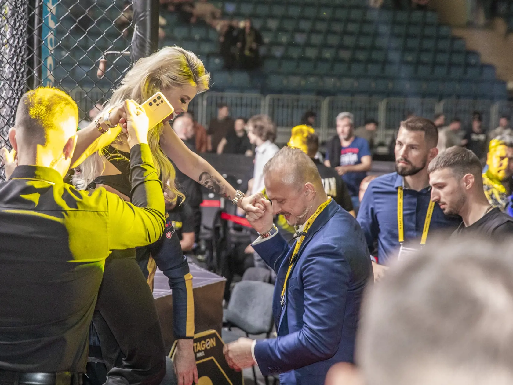 Na snímke je podujatie Oktagon 47 na bratislavskom zimnom štadióne Ondreja Nepelu, ktorého vrcholom bol zápas Slováka Pavla Langera s legendárnym českým MMA bojovníkom Karlosom Vémolom. Na fotke je  manželka MMA bojovníka Karlosa Vémulu Lela Ceterová.