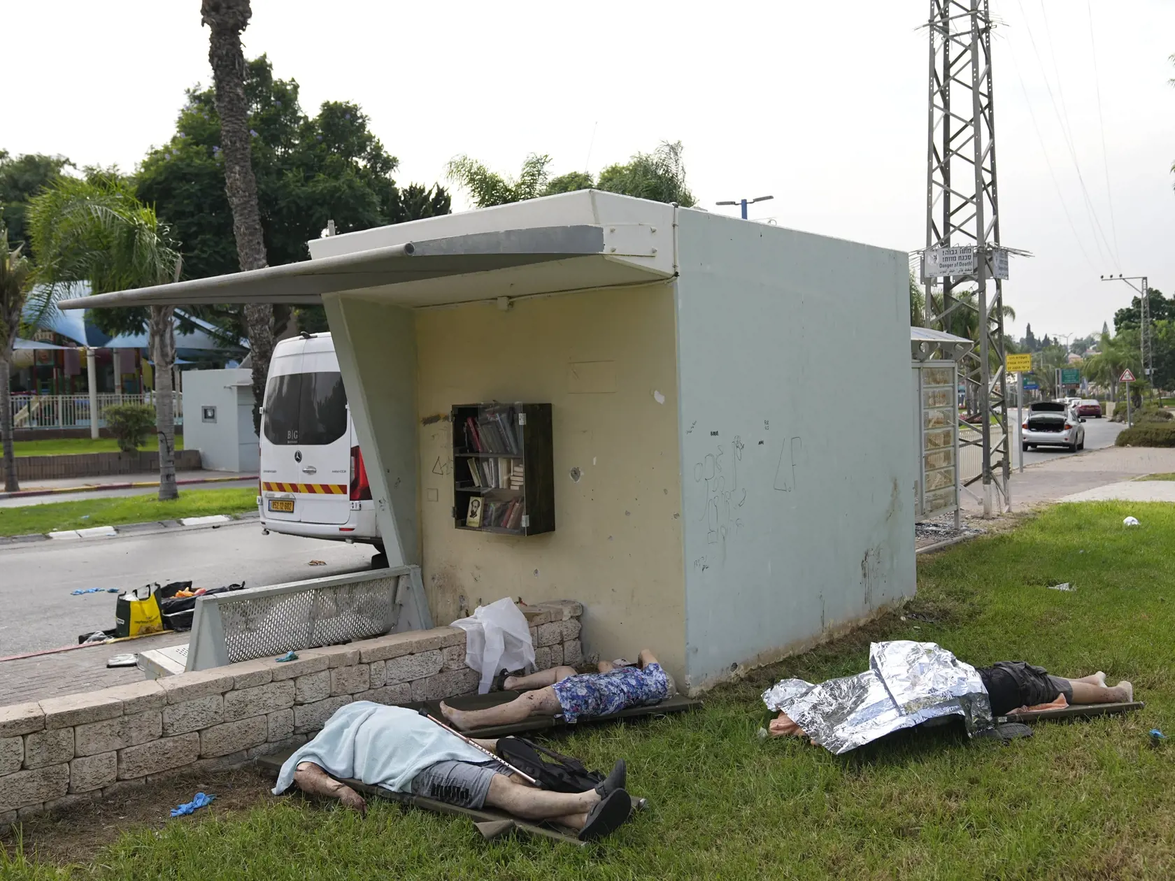 JB 56 Sderot - Izraelskí civilisti zabití pri palestínskom raketovom útoku z pásma Gazy ležia zakrytí na zastávke v meste Sderot na juhu Izraela 7. októbra 2023. Vodca islamistického hnutia Hamas oznámil, že táto ozbrojená skupina začala novú vojenskú operáciu proti Izraelu. V Jeruzaleme sa rozozvučali sirény oznamujúce letecký poplach. TASR správu prevzala v sobotu z agentúr AP a AFP. FOTO TASR/AP

Civilians killed by Palestinian militants lie covered in Sderot, Israel, on Saturday, Oct. 7, 202
