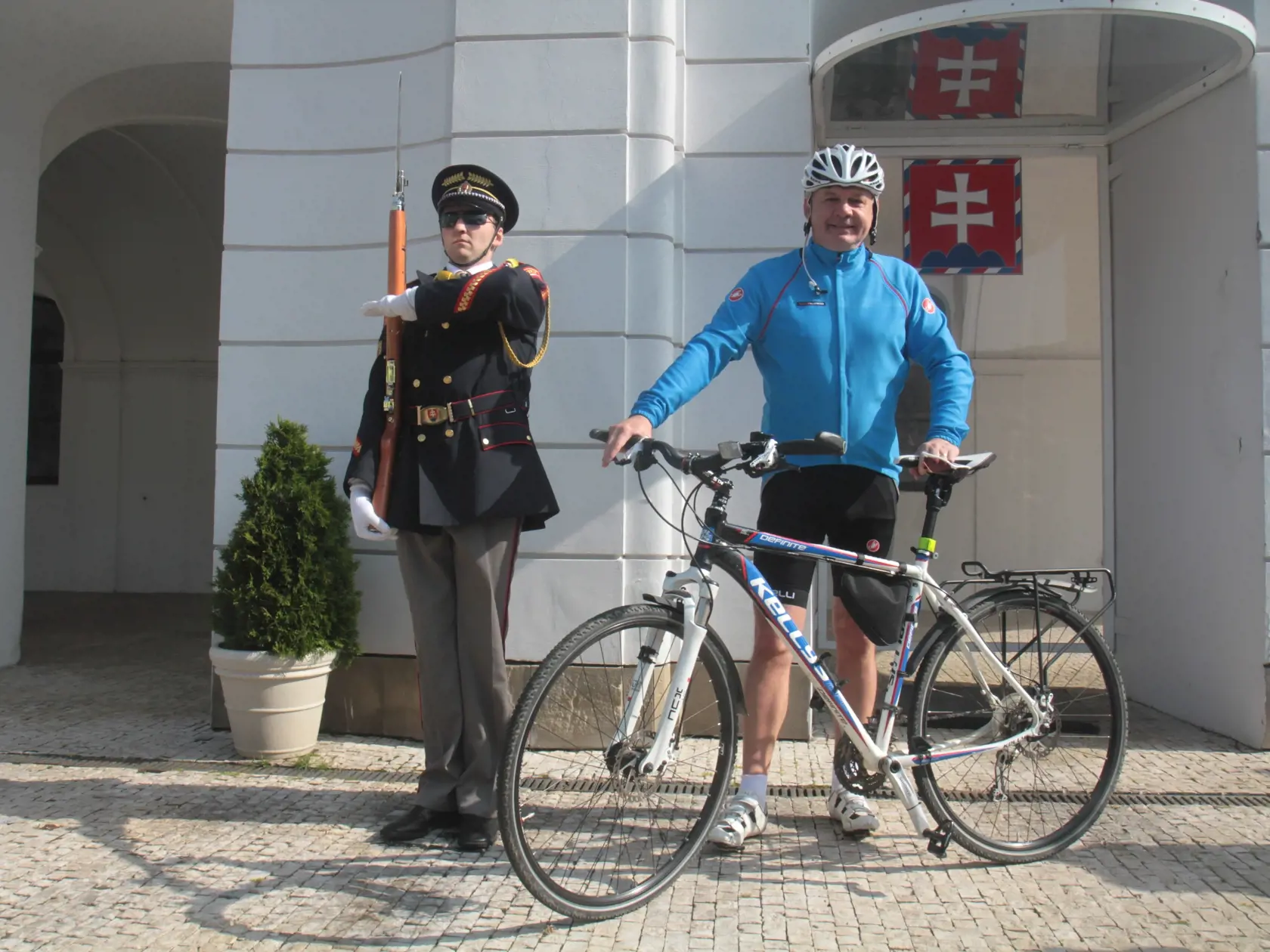 Prezident Andrej Kiska siel do prace na bicykli na podporu kampane "do prace na bicykli"
