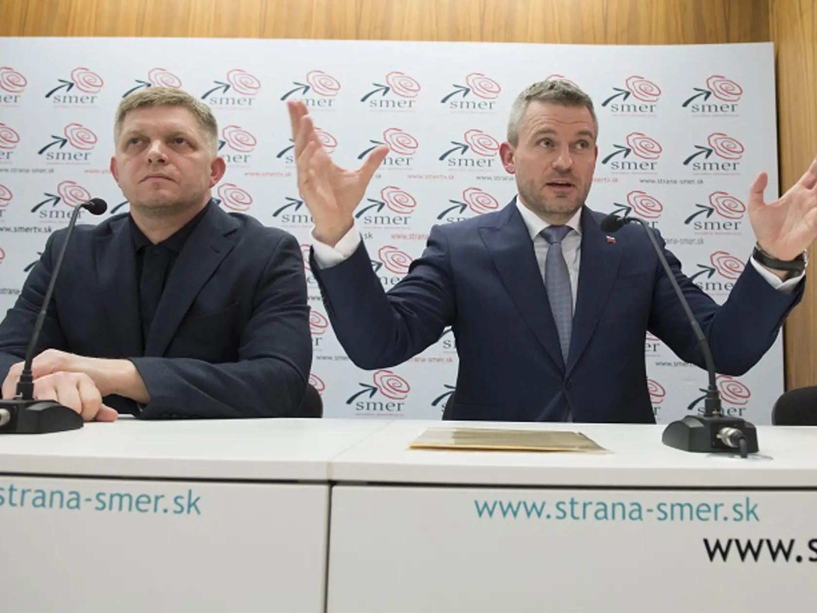 Na snímke predseda strany SMER-SD Robert Fico (vľavo) a dezignovaný premiér SR Peter Pellegrini počas brífingu s novinármi po rokovaní predsedníctva Smeru-SD 19. marca 2018 v Bratislave.
