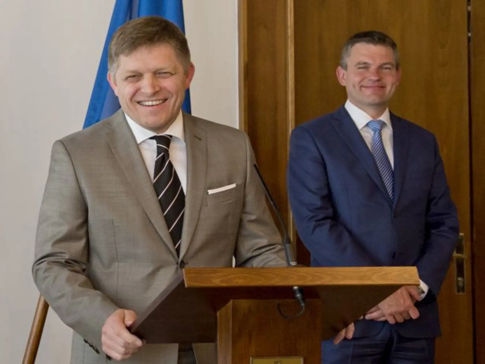 Na snímke Robert Fico (vľavo) a Peter Pellegrini počas tlačovej konferencie v priestoroch NR SR v Bratislave 24. apríla 2015. Témou tlačovej konferencie bol návrh na odvolanie Jána Figeľa z postu podpredsedu NR SR.
