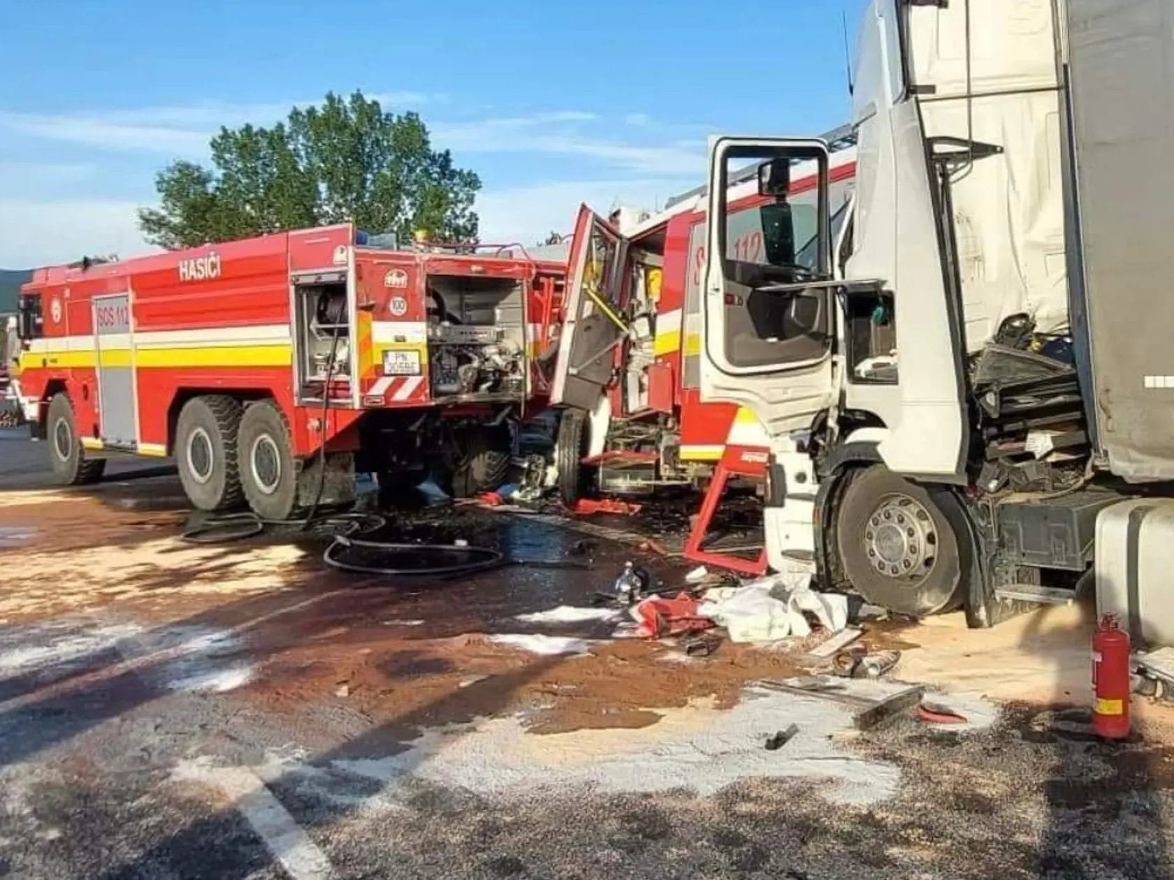 Strašný pohľad na kamión aj zničené hasičské auto.