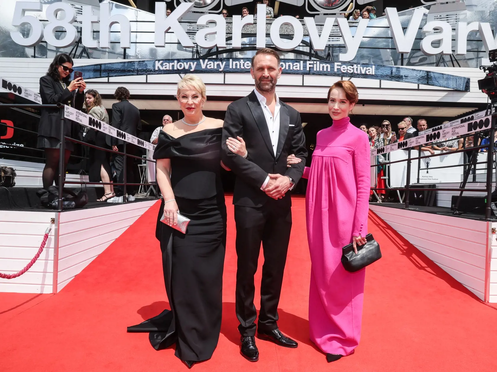 Film Vlna tvorcovia prvýkrát predstavili na festivale v Karlovych Varoch. V Hliavných úlohách hviezdila Táňa Pauhofová a Tomáš Maštalír. Režisérom je Jiří Mádl.