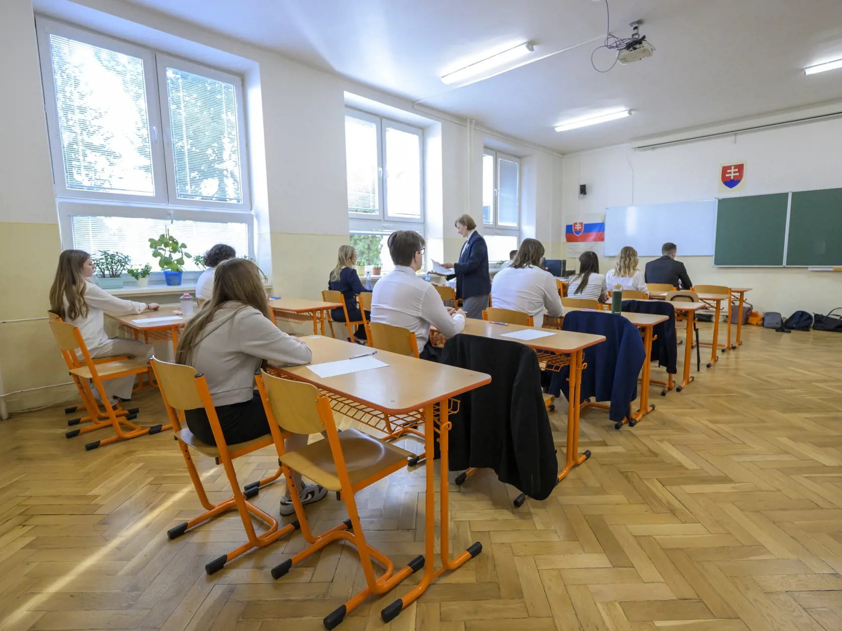 Na snímke učiteľka rozdáva papiere pred externou časťou a písomnou formou internej časti maturitnej skúšky zo slovenského jazyka a literatúry na Gymnáziu Jána Adama Raymana v Prešove 11. marca 2025.