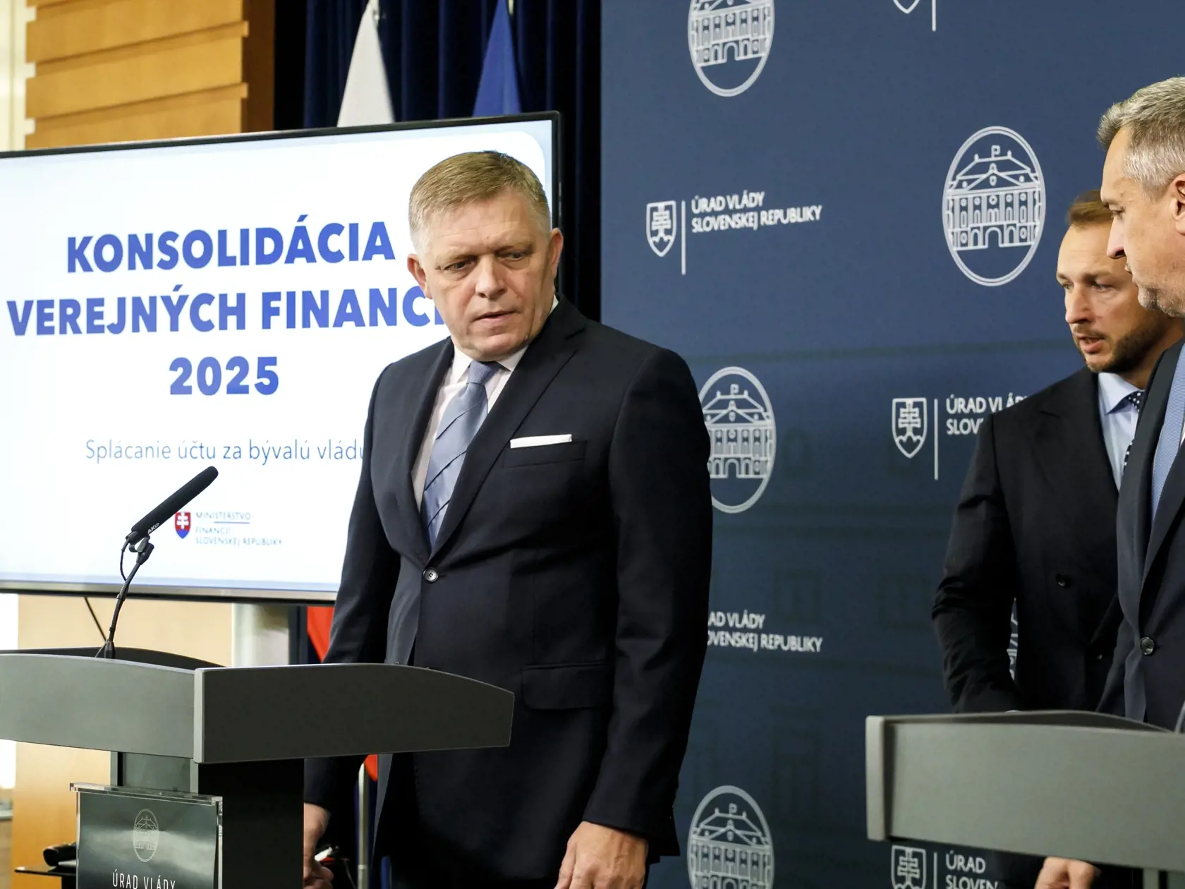 Zľava predseda vlády SR Robert Fico (Smer-SD), minister vnútra SR Matúš Šutaj Eštok (Hlas-SD) a podpredseda NR SR Andrej Danko (SNS) počas tlačovej konferencie na tému Konsolidácia verejných financií - splácanie účtu za bývalú vládu. V Bratislave, 17. septembra 2024.
