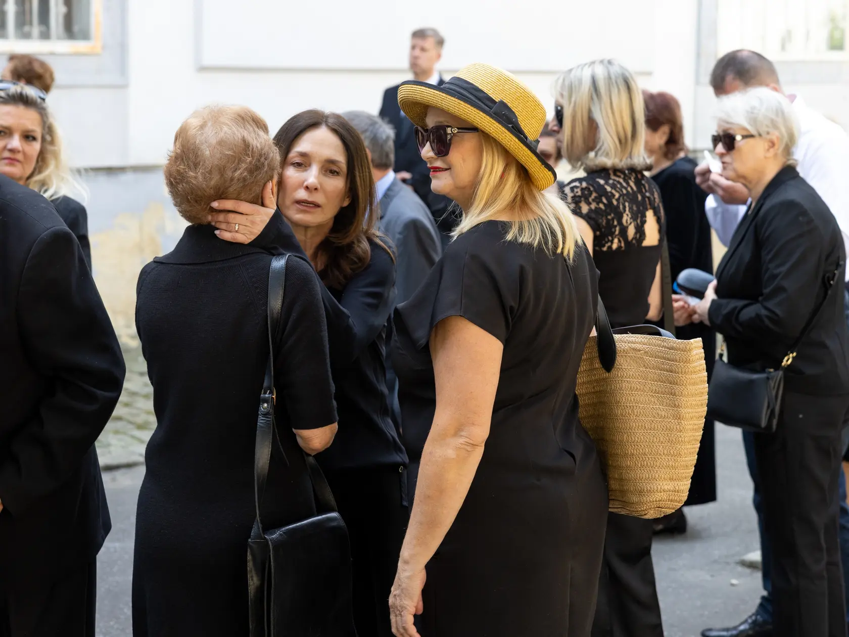 Rozlúčka s Danielou Kovárovou, manželkou herca Františka Kovára. Na snímke spredu Henrieta Mičkovicová a v klobúku Anna Šišková.