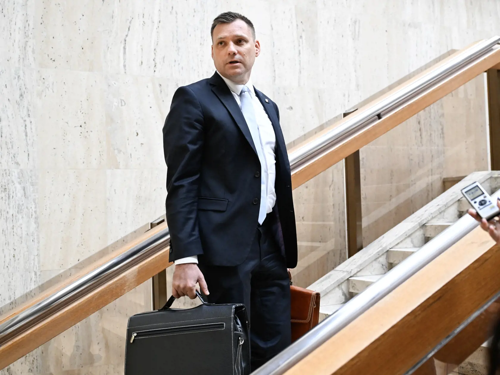 Na snímke podpredseda vlády a minister životného prostredia SR Tomáš Taraba (nominant SNS) prichádza na zasadnutie vlády SR 30. októbra 2024 v Bratislave.