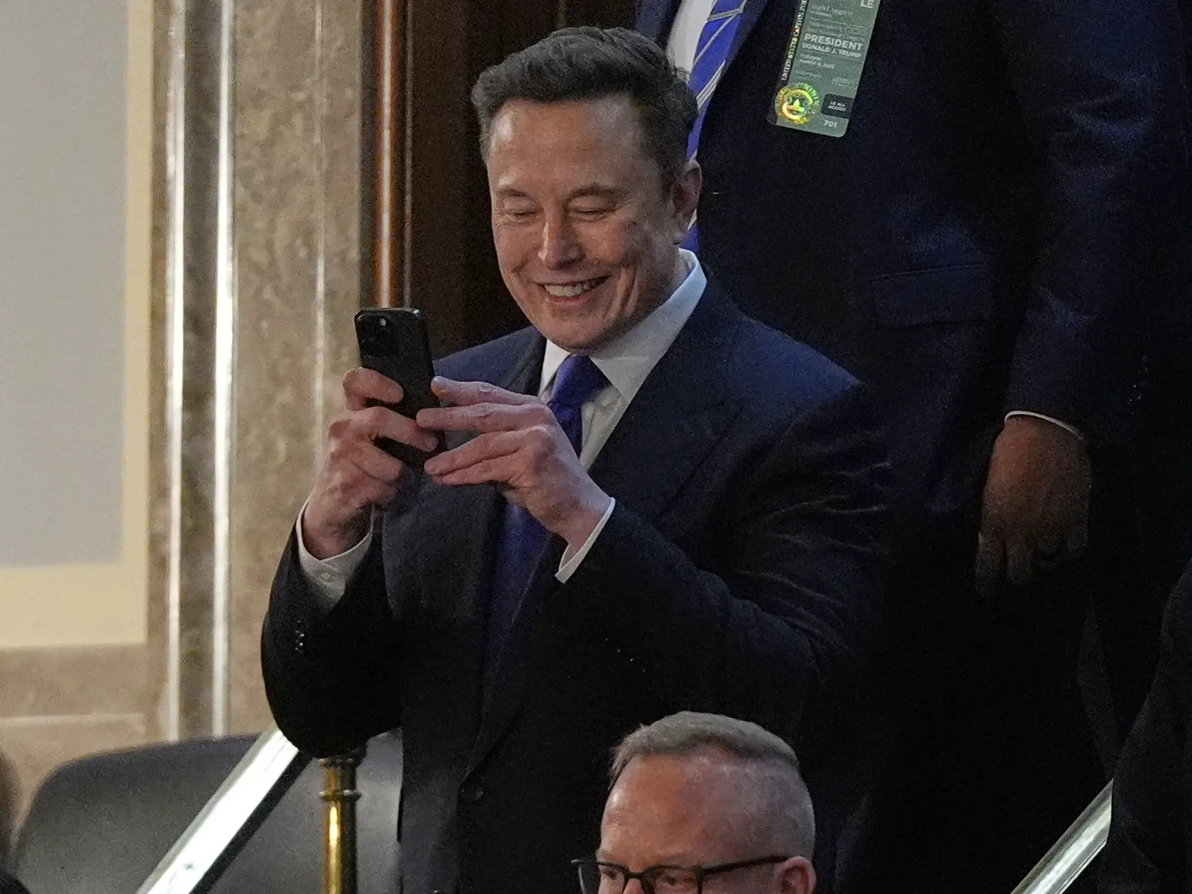 WA 7 Washington - Elon Musk fotí mobilným telefónom pred príhovorom amerického prezidenta Donalda Trumpa na pôde amerického Kongresu vo Washingtone v utorok 4. marca 2025. FOTO TASR/AP  

Elon Musk takes a photo as he arrives before President Donald Trump addresses a joint session of Congress in the House chamber at the U.S. Capitol in Washington, Tuesday, March 4, 2025. (AP Photo/Julia Demaree Nikhinson)