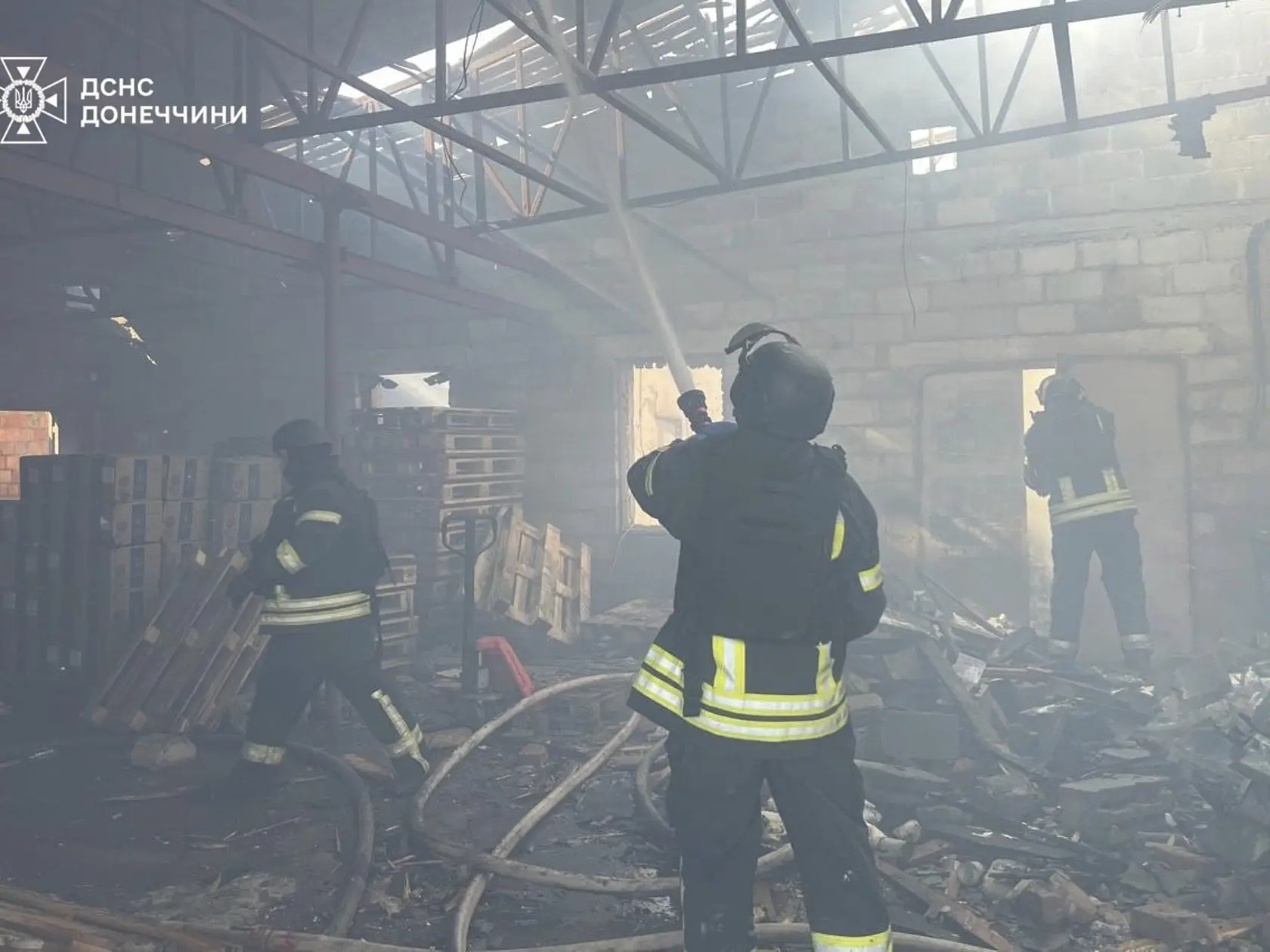 WA 30 Kosťantynivka - Hasiči hasia požiar v budove obchodu po útoku ruskej armády na mesto Kosťantynivka v Doneckej oblasti na východe Ukrajiny vo štvrtok 20. marca 2025. FOTO TASR/AP
In this photo provided by the Ukrainian Emergency Service, firefighters put out the fire at a storehouse following a Russian attack in Kostiantynivka, Donetsk region, Ukraine, Thursday, March 20, 2025. (Ukrainian Emergency Service via AP)