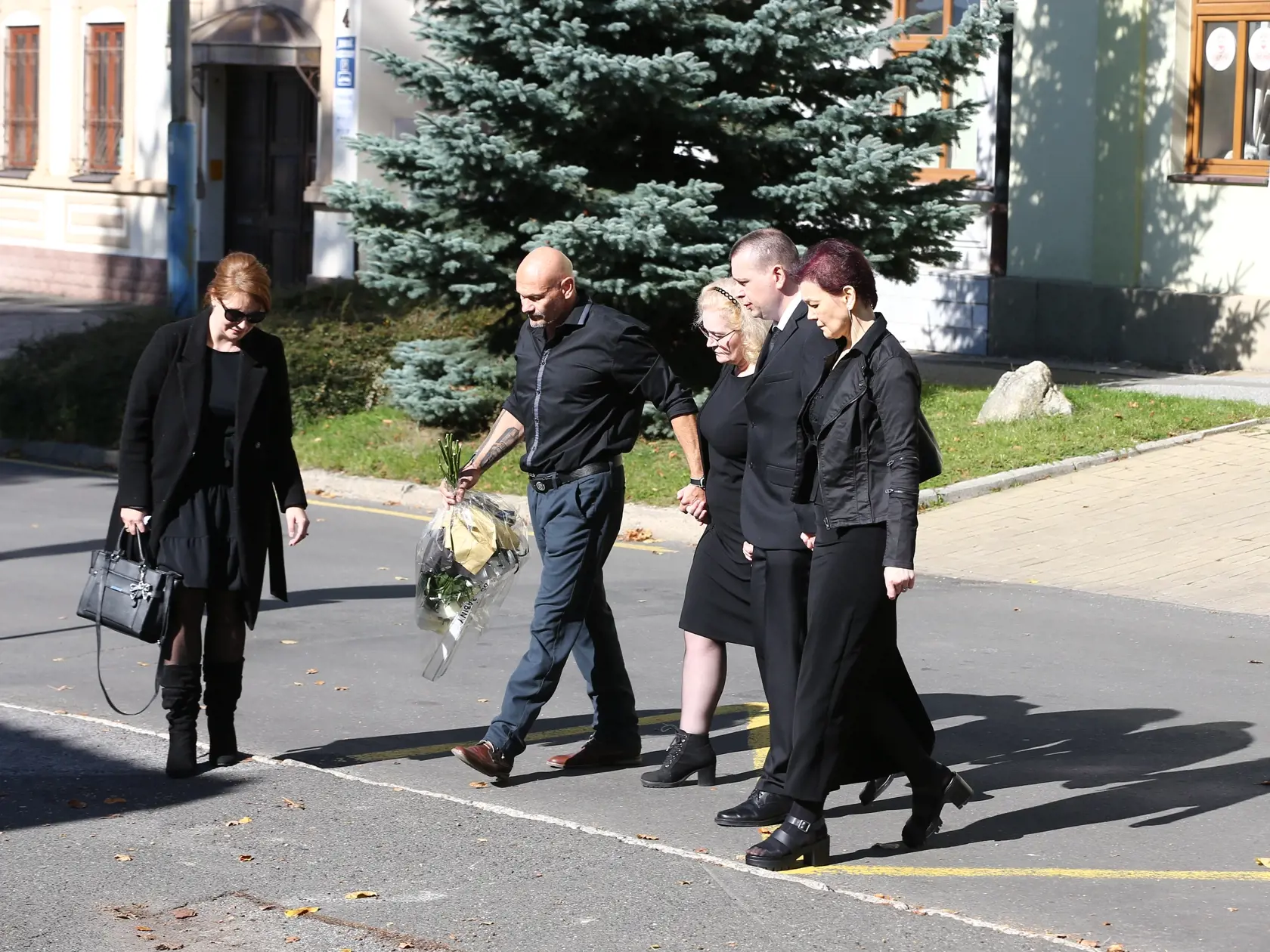 Poprad sa zahalil do smútku. Rodina a najbližší sa prišli naposledy rozlúčiť s milovanou Broňkou, ktorá tragicky zahynula vinou opitého vodiča. Zábery, z ktorých trhá srdce.
