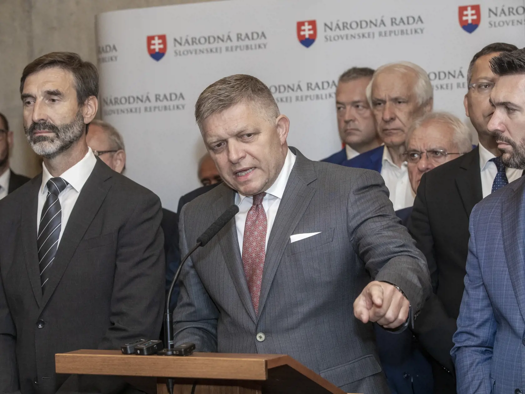 Na snímke je mimoriadna schôdza NRSR, kde sa poslanci pokúsili otvoriť schôdzu o dočasných kontrol na hraniciach s Maďarskom. Na fotke je predseda strany Smer-SD a poslanec NR SR. Robert Fico. 