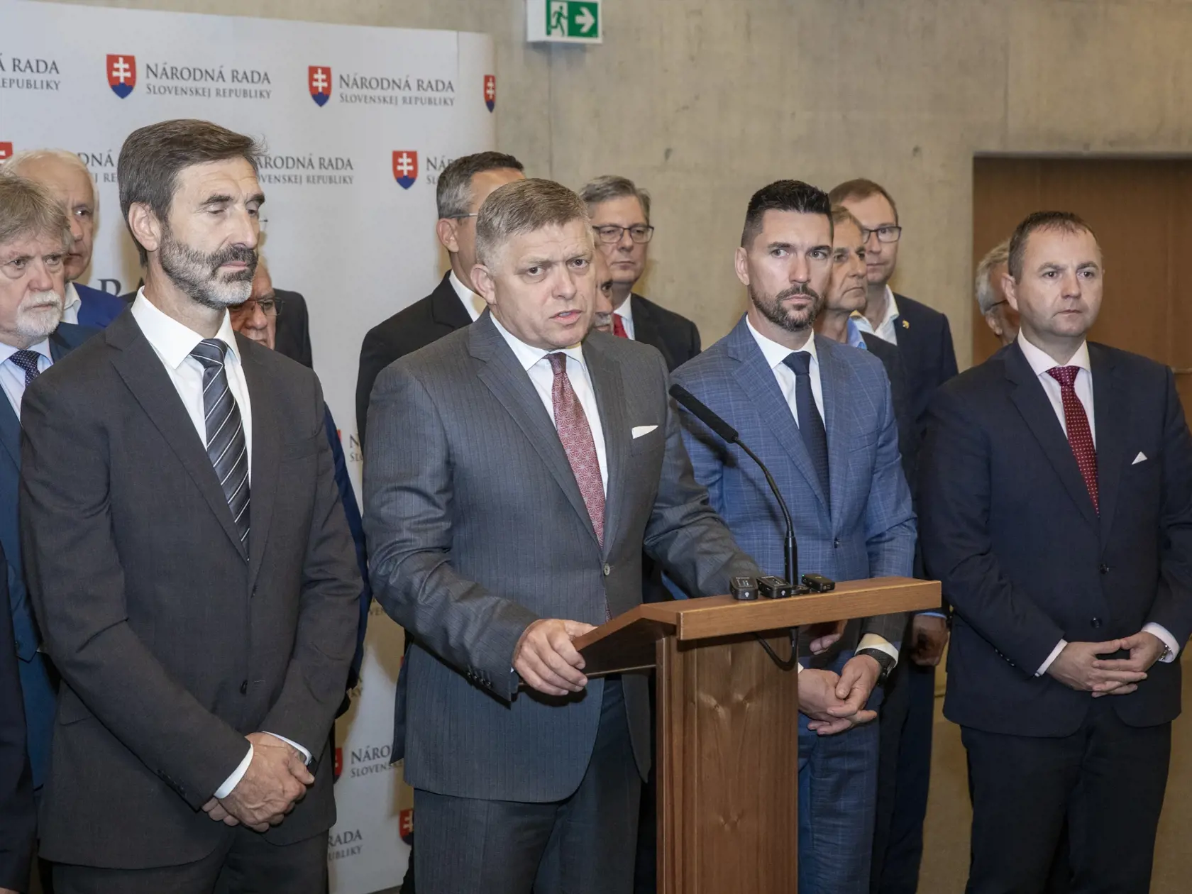 Na snímke je mimoriadna schôdza NRSR, kde sa poslanci pokúsili otvoriť schôdzu o dočasných kontrol na hraniciach s Maďarskom. Na fotke je predseda strany Smer-SD a poslanec NR SR. Robert Fico. 