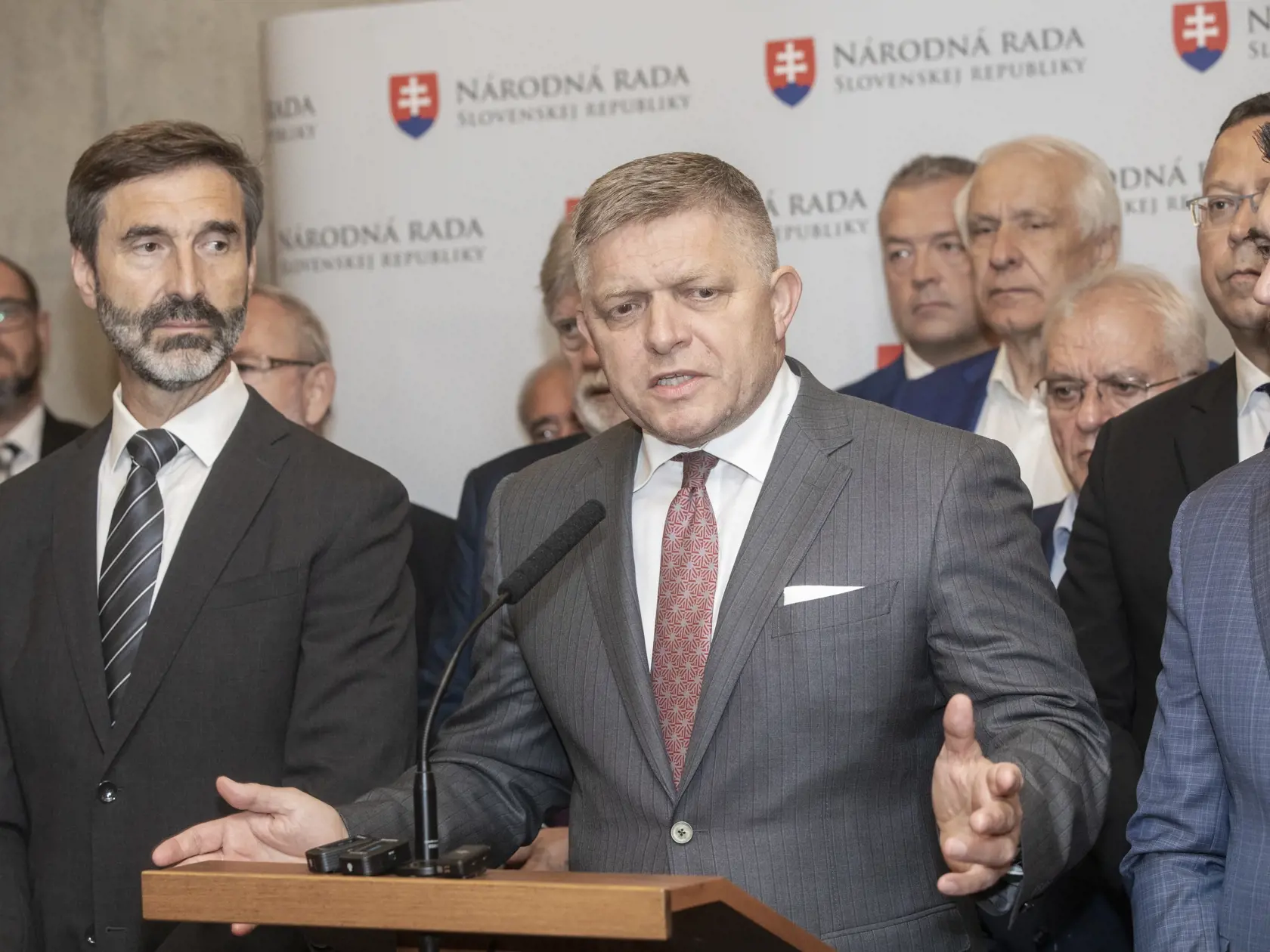 Na snímke je mimoriadna schôdza NRSR, kde sa poslanci pokúsili otvoriť schôdzu o dočasných kontrol na hraniciach s Maďarskom. Na fotke je predseda strany Smer-SD a poslanec NR SR. Robert Fico. 