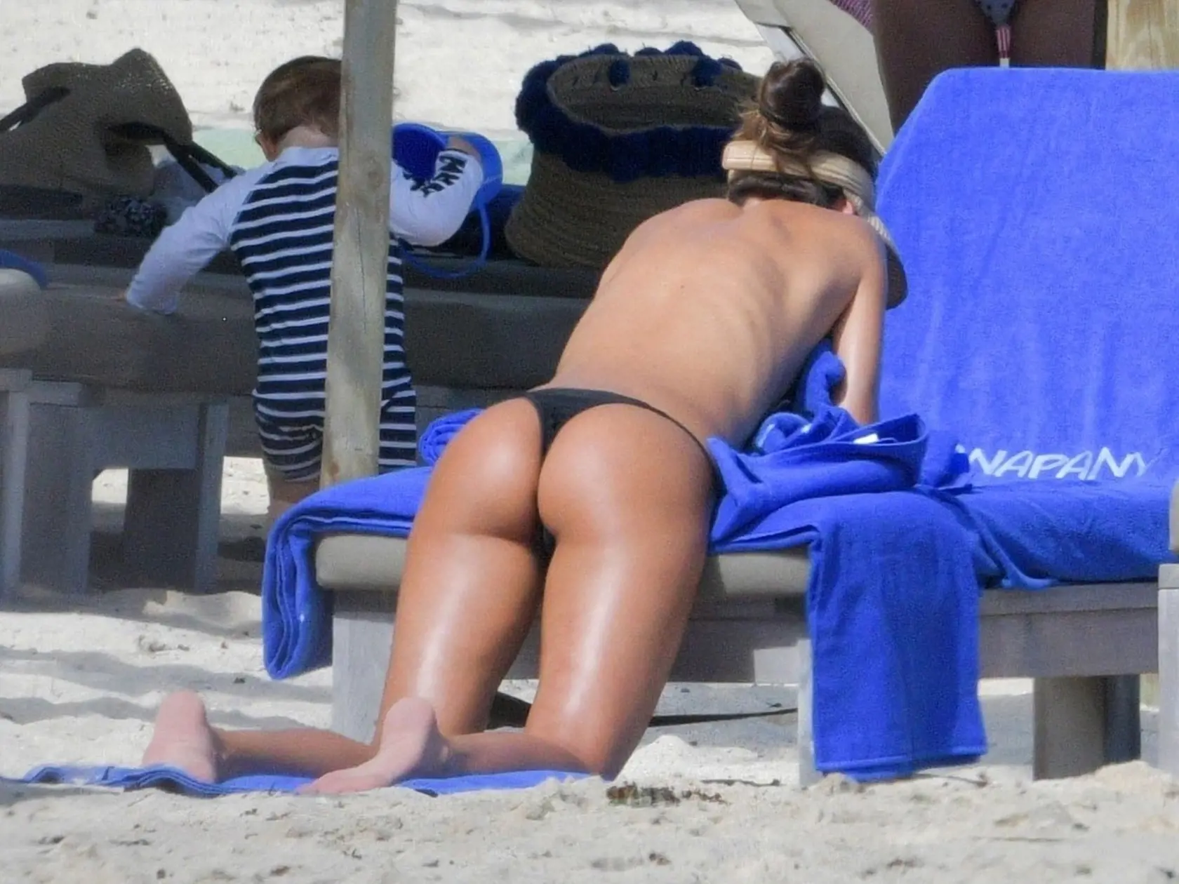 Izabela Goulartová a brankár Trapp si užívajú ďalšiu dovolenku. Aj plavky išli dole.