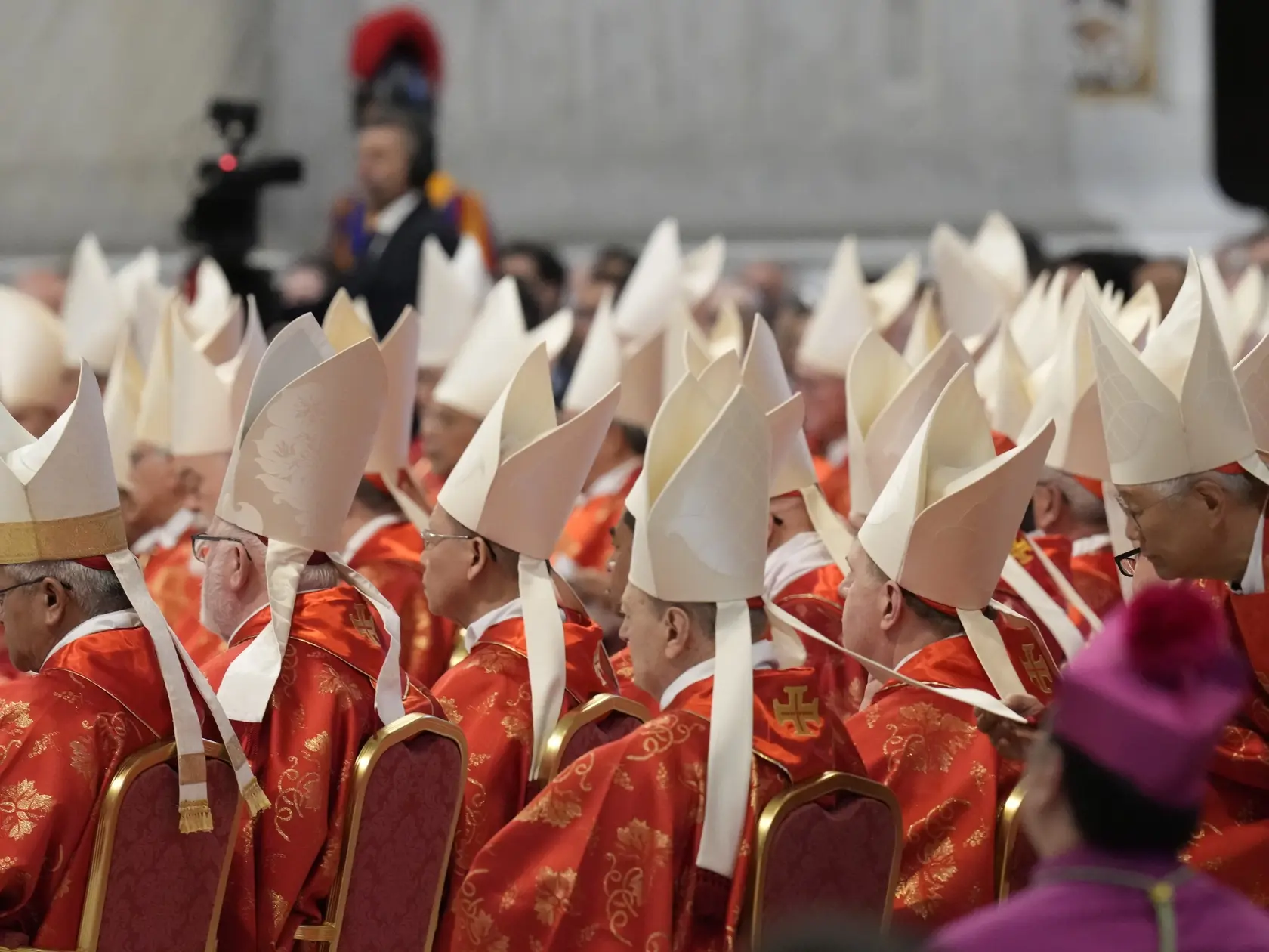 Na snímke kardináli sa účastnia svätej omše za voľbu pápeža (Pro eligendo Romano Pontifice) v Bazilike sv. Petra vo Vatikáne v stredu 7. mája 2025.
