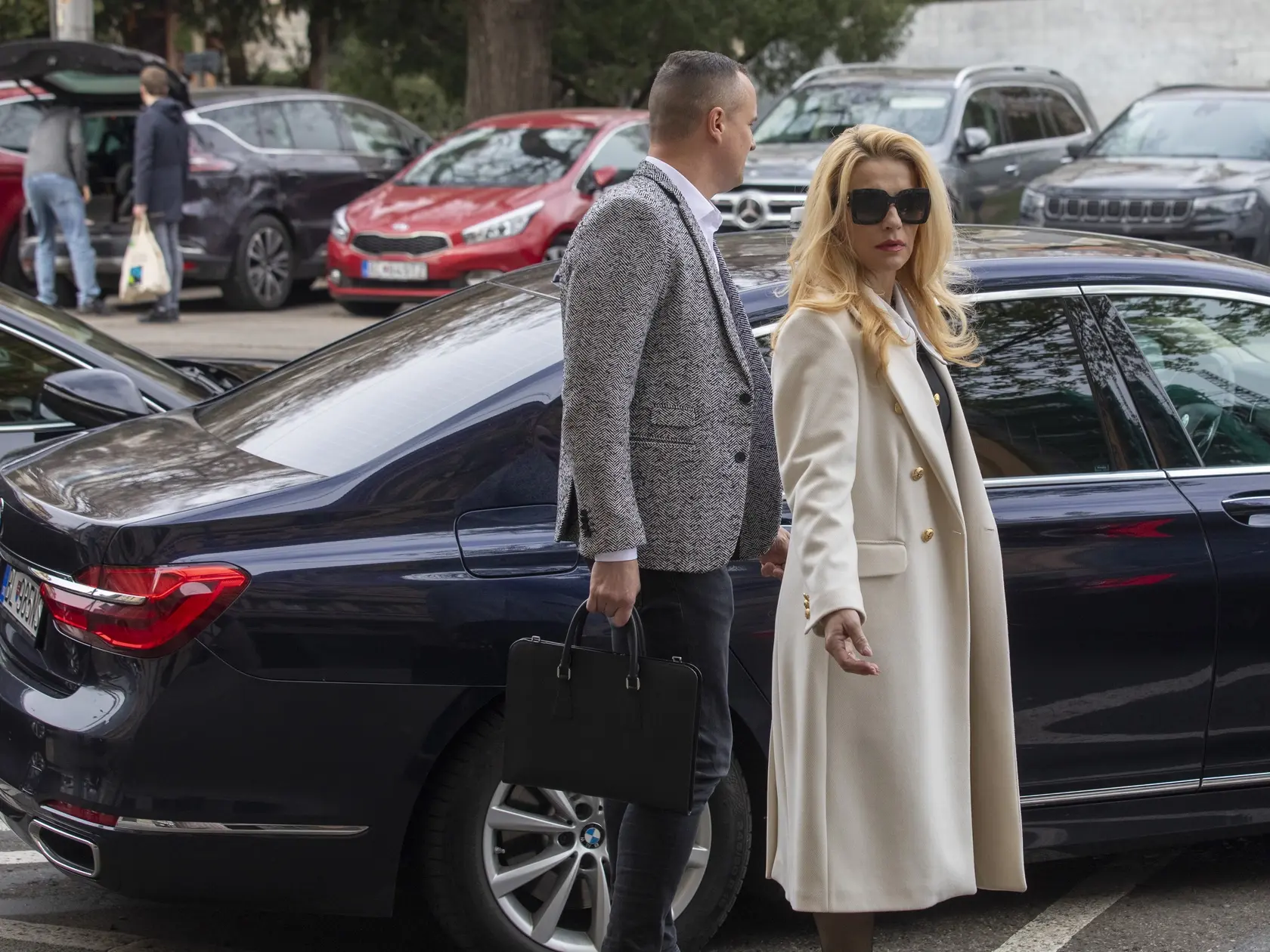 Na snimke je ministerka kultúry Martina Šimkovičová a jej služobné auto BMW.