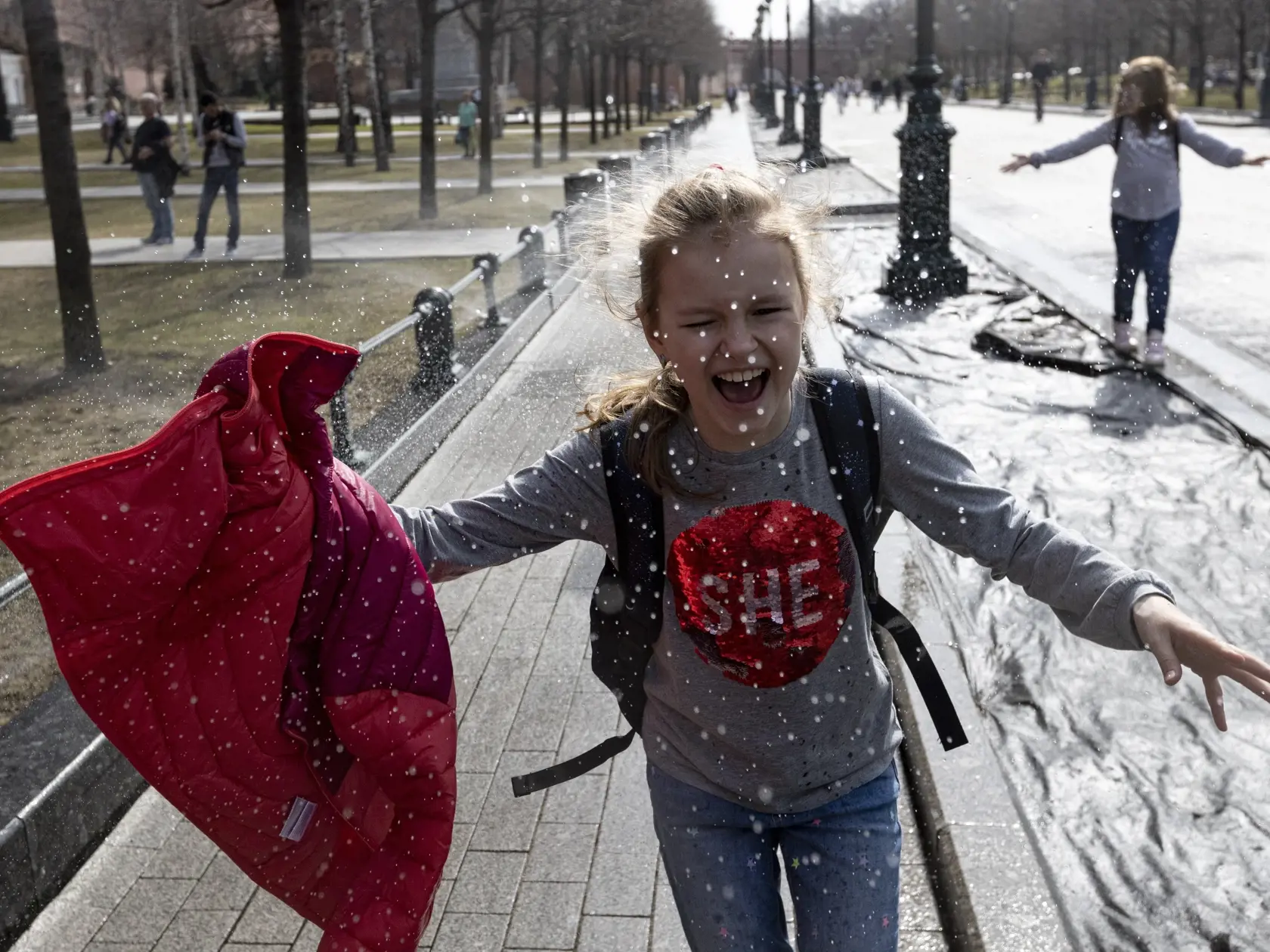 Rodičia školákov ani študenti sa už testovať nemusia.

 
A girl runs through in a watering fountain cooling herself during a warm day near the Kremlin Wall in Moscow, Russia, Tuesday, April 13, 2021. Warm weather has set in the Russian capital with temperatures of around 18 C (64,4 F). (AP Photo/Alexander Zemlianichenko)