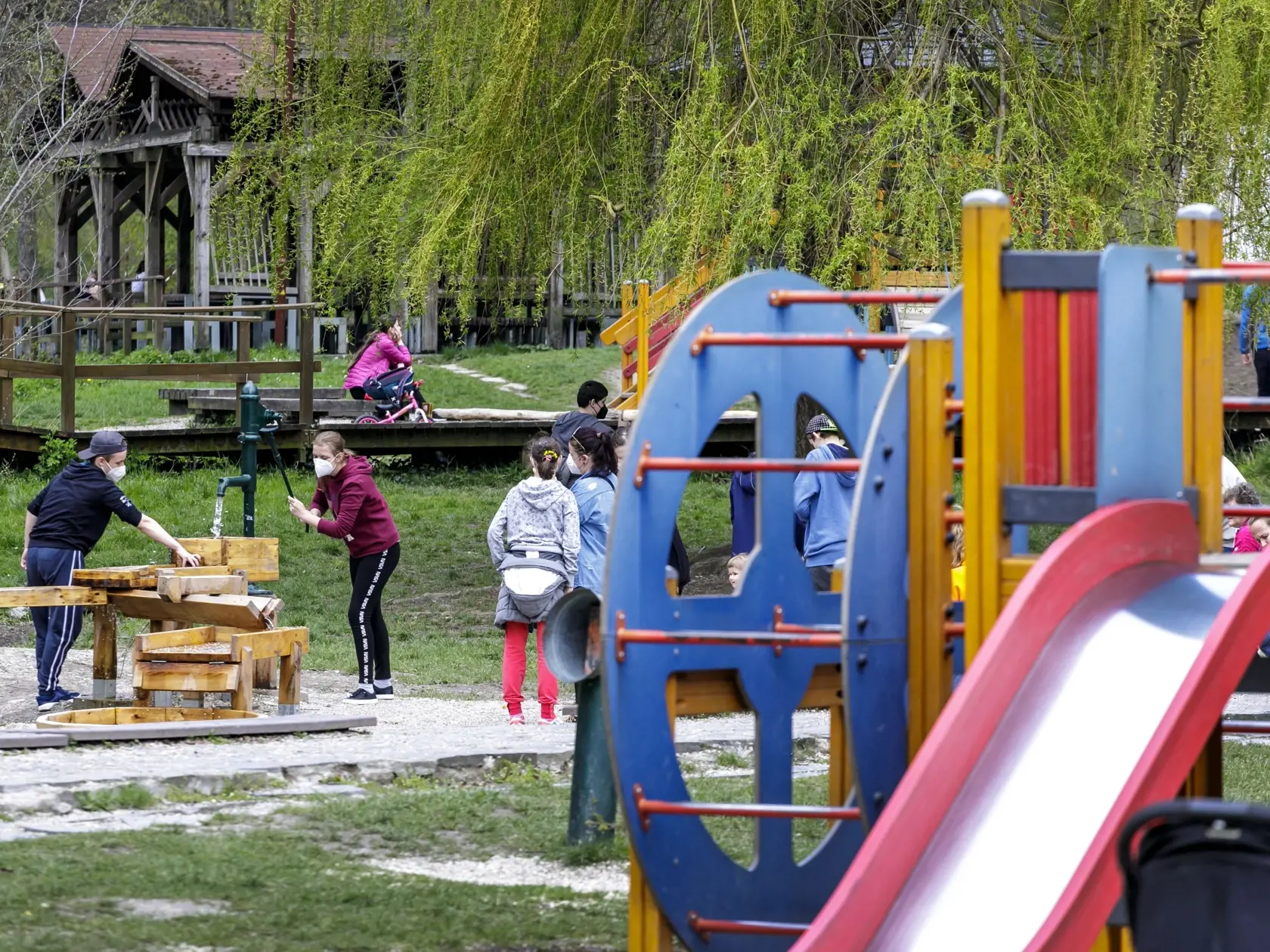 Obmedzený pohyb ľudí počas pandémie dáva iba málo možností ako nezostať zatvorený v byte. Pobyt v prírode sa stal na dlhé mesiace najvyužívanejším spestrením života pre mnohé rodiny.