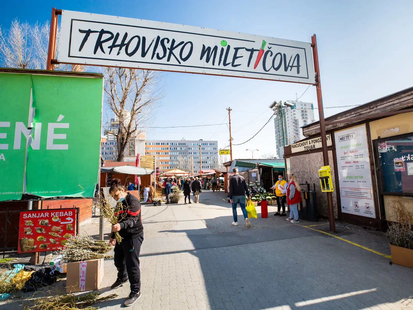 Trhoviská s čerstvou zeleninou a ovocím či inými potravinami nemusia od zákazníkov vyžadovať negatívny test.