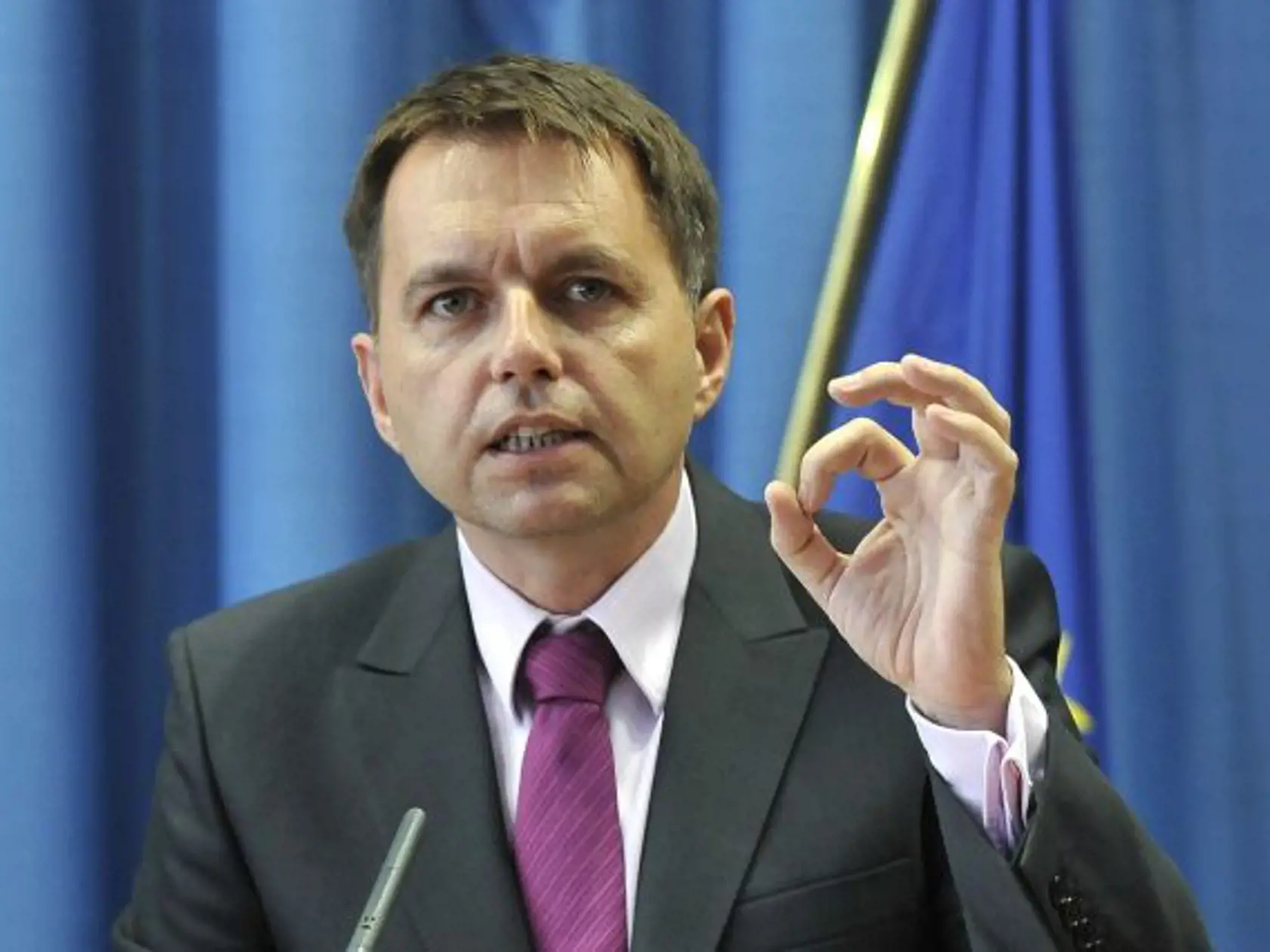 Z tlačovej konferencie počas zasadnutia 29. schôdze vlády 10. októbra 2012 v Bratislave. Na snímke podpredseda vlády a minister financií Peter Kažimír. FOTO TASR - Pavel Neubauer