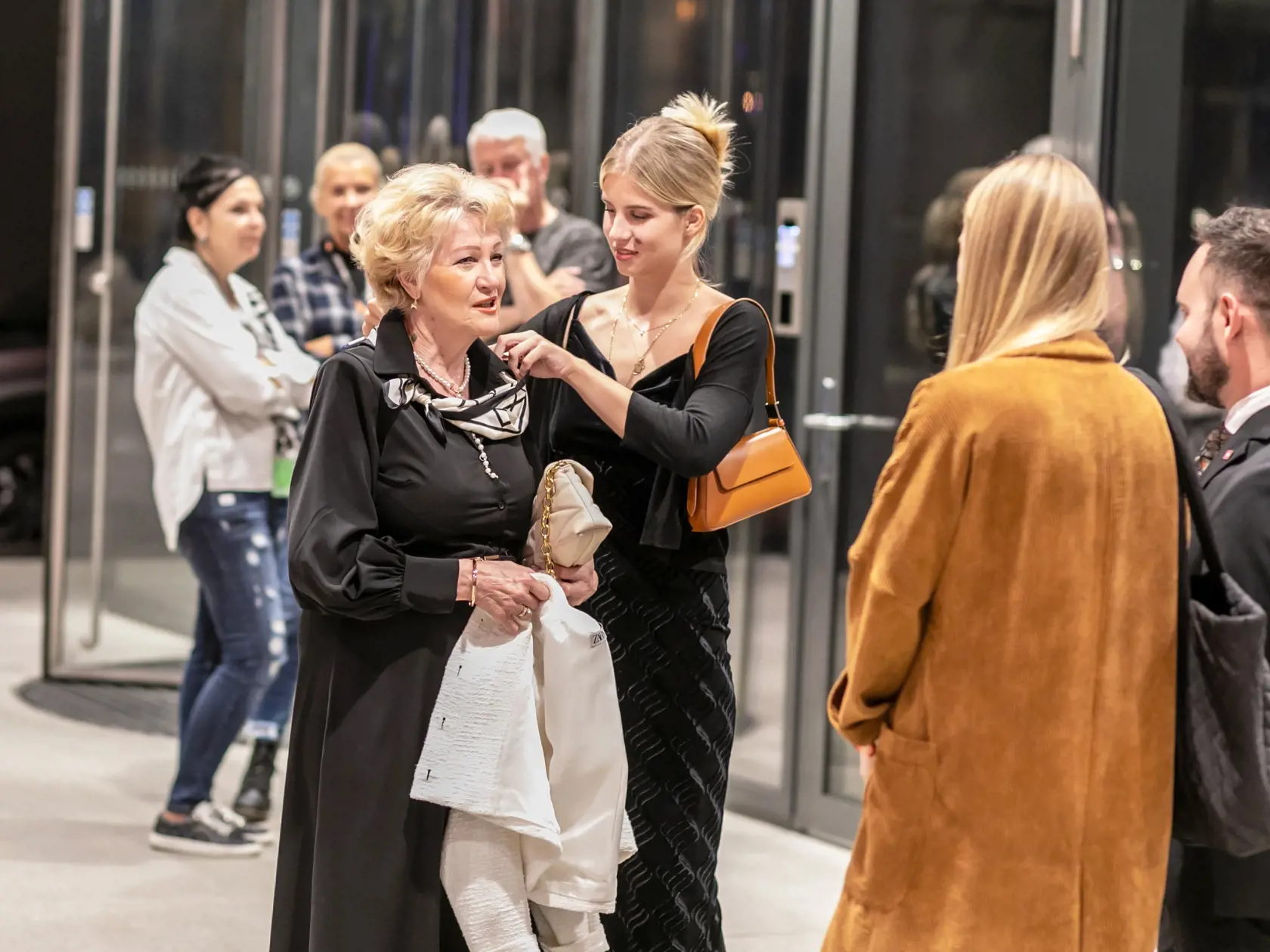 Emma Čaputová DNES! Dlhé vlasy, celá v čiernom...Nesmierne jej to pristane. Čo poviete?