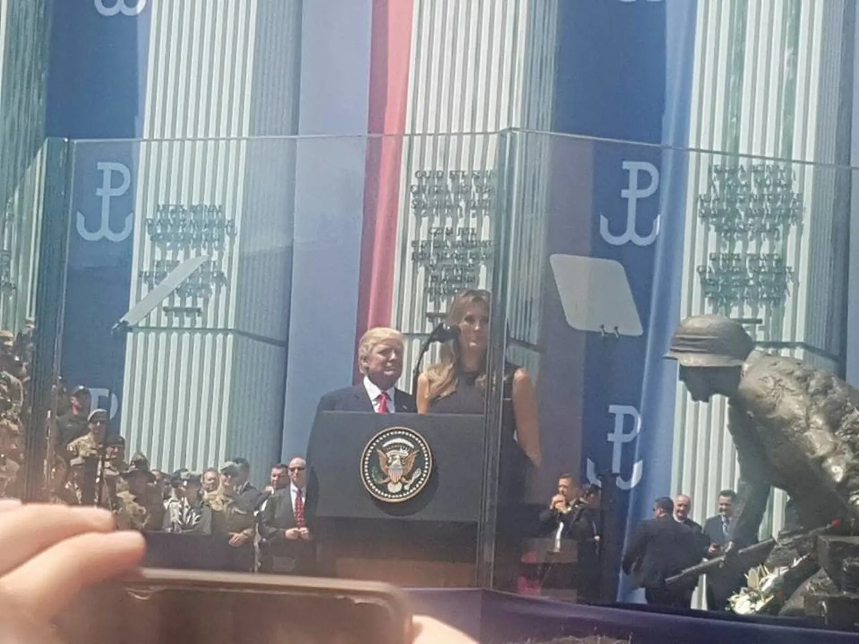 Peter Pellegrini si odfotil spoza stola Donalda Trumpa.