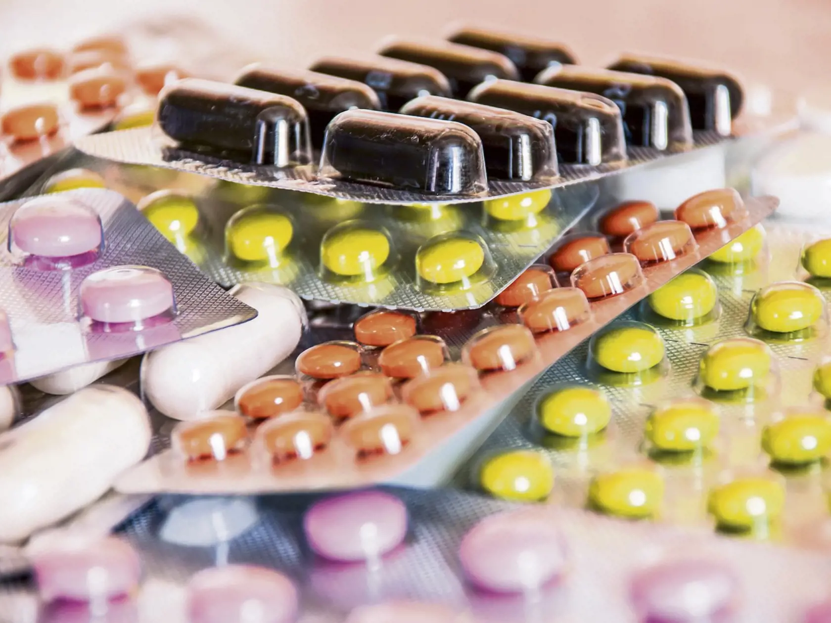 Pozor si dajte aj na vybrané lieky a opaľovanie. Antibiotiká, lieky proti bolesti, lieky na srdce či psychiatrické diagnózy môžu vyvolať nebezpečnú reakciu pokožky.