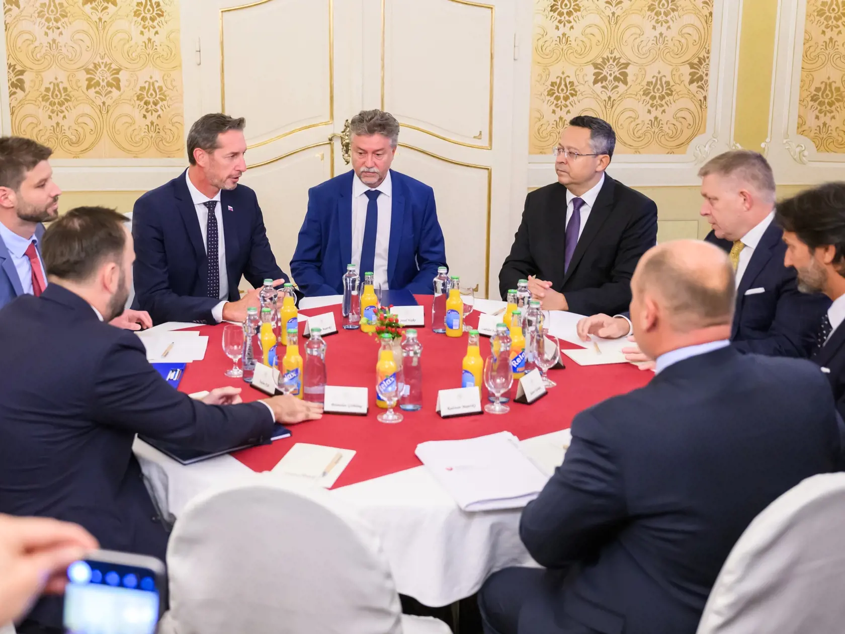 Na snímke zľava člen predsedníctva Progresívneho Slovenska (PS) a expert na verejné financie Štefan Kišš, predseda PS Michal Šimečka, predseda KDH Milan Majerský, člen predsedníctva KDH a ekonomický expert Jozef Hajko, minister financií SR Ladislav Kamenický (Smer-SD), predseda vlády SR Robert Fico (Smer-SD), vicepremiér a minister obrany Robert Kaliňák (Smer-SD) a štátny tajomník Ministerstva financií SR Radovan Majerský počas rokovania premiéra Roberta Fica s predsedami opozície a predstaviteľ
