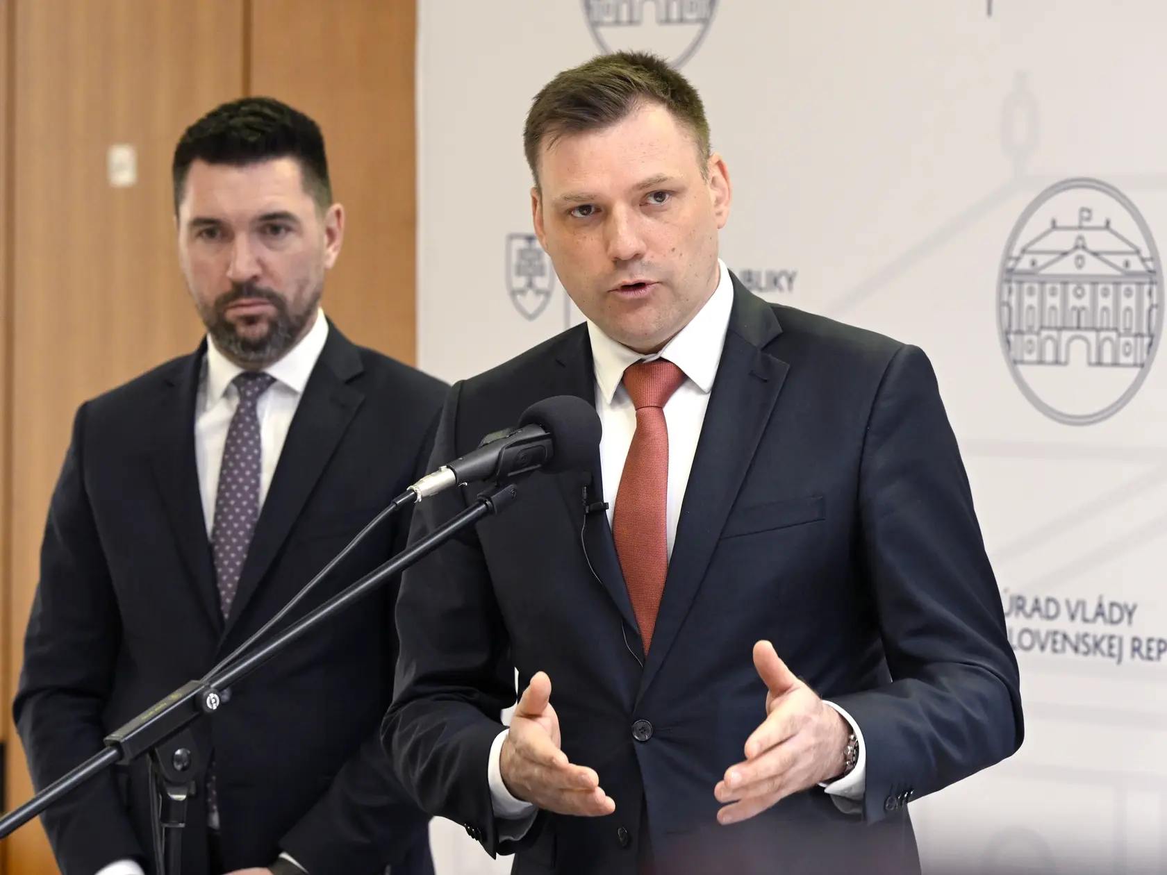Na snímke vpravo podpredseda vlády a minister životného prostredia SR Tomáš Taraba (nominant SNS) a vľavo minister pôdohospodárstva a rozvoja vidieka SR Richard Takáč (Smer-SD) počas vyhlásenia k aktuálnej situácii v súvislosti s ochorením slintačky a krívačky 25. marca 2025 na Úrade vlády SR v Bratislave. FOTO TASR - Pavel Neubauer


