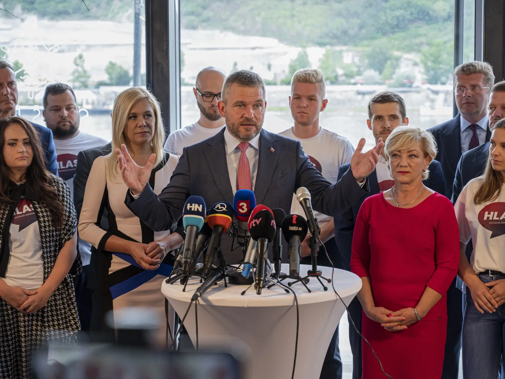 Pellegrini predstavuje svoju novú stranu Hlas-sociálna demokracia aj v prítomnosti politikov, z ktorých väčšina pôsobila dovtedy v Smere. Hlas bol oficiálne registrovaný na ministersve vnútra 11. septembra 2020.
