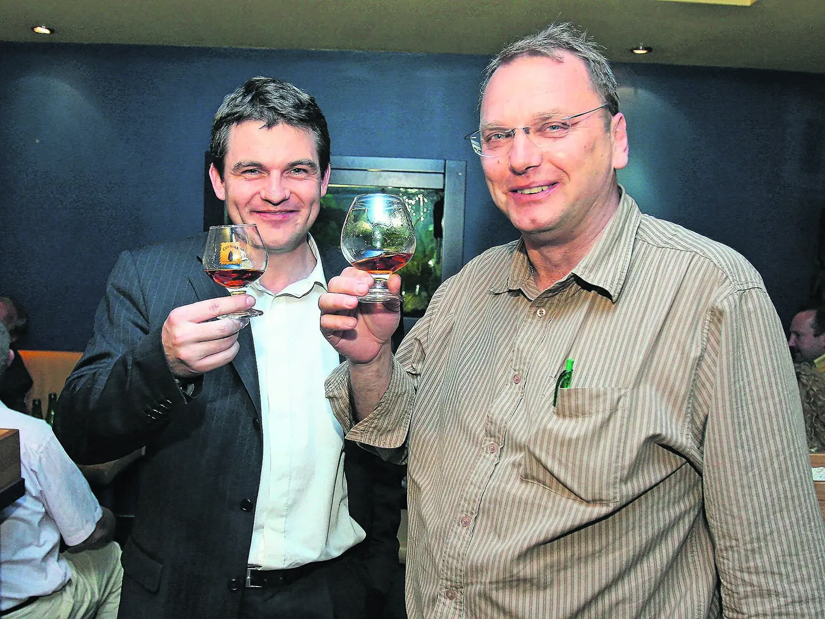 V dobrej nálade. Zľava mladučký Peter Pellegrini, vedľa neho poslanec Smeru Ľubomír Vážny, ktorému robil v parlamente asistenta v rokoch 2002 až 2006.