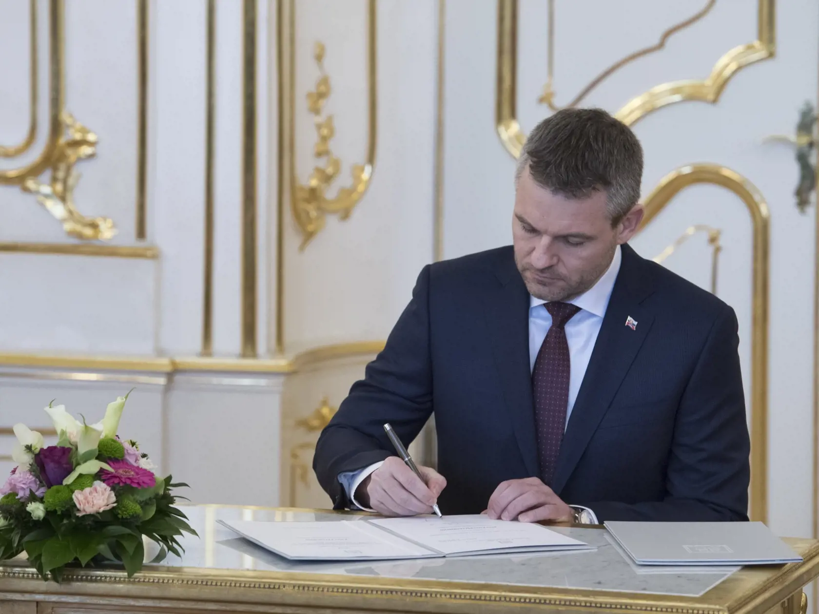 Peter Pellegrini ako čerstvo vymenovaný ministra školstva po demisii dovtedajšieho šéfa rezortu Dušana Čaploviča v júli 2014 v Prezidentskom palácu u vtedajšej hlavy štátu Andreja Kisku.